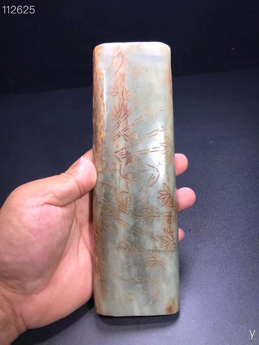 和田玉臂戈、雕工精湛，包浆老道，沁色完美，玉质温润细腻，收藏佳品！