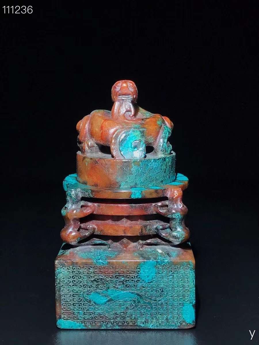 和田玉璃龙套章，玉质细腻，包浆厚重，沁色入骨，雕工精细，品相完美，细节如图！