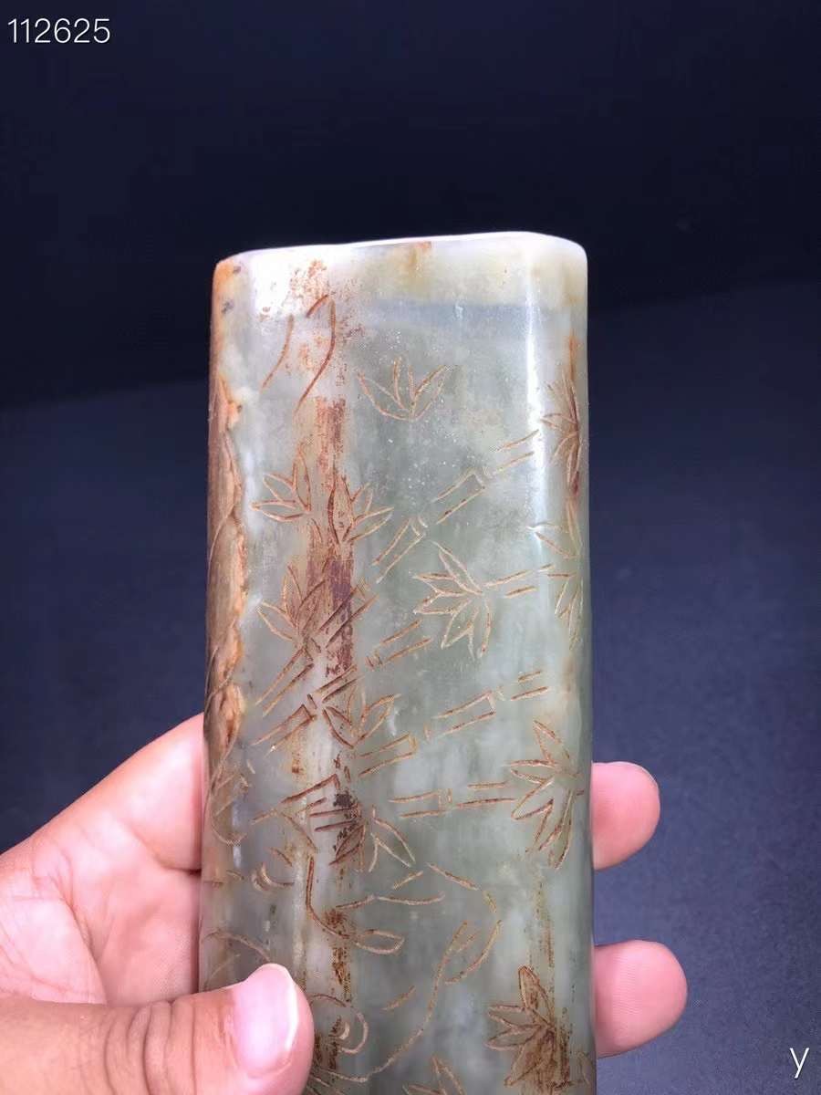 和田玉臂戈、雕工精湛，包浆老道，沁色完美，玉质温润细腻，收藏佳品！