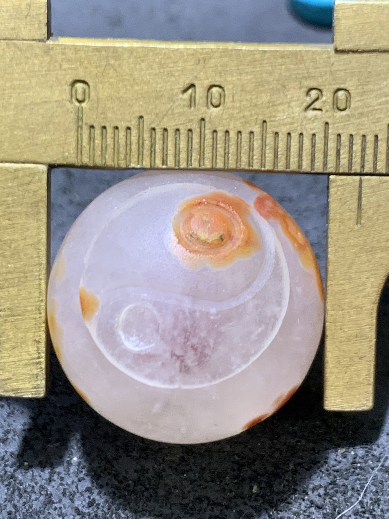 精美冰飘糖心料战国红玛瑙手工俏色巧雕太极阴阳鱼意境珠一颗！