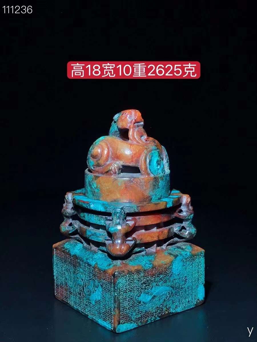 和田玉璃龙套章，玉质细腻，包浆厚重，沁色入骨，雕工精细，品相完美，细节如图！