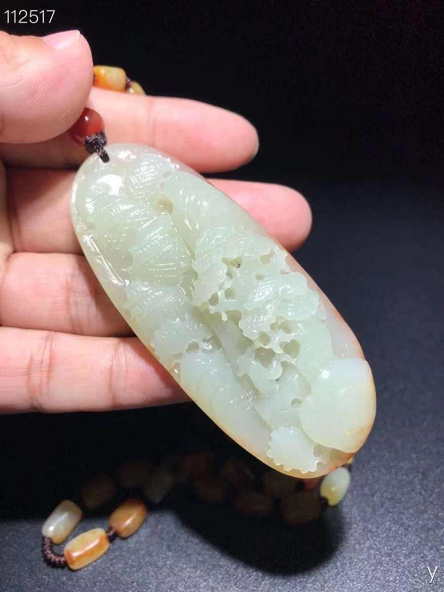和田玉带皮籽料雕刻山水项链：雕工精湛，包浆老道，沁色完美，玉质温润细腻，收藏佳品！
