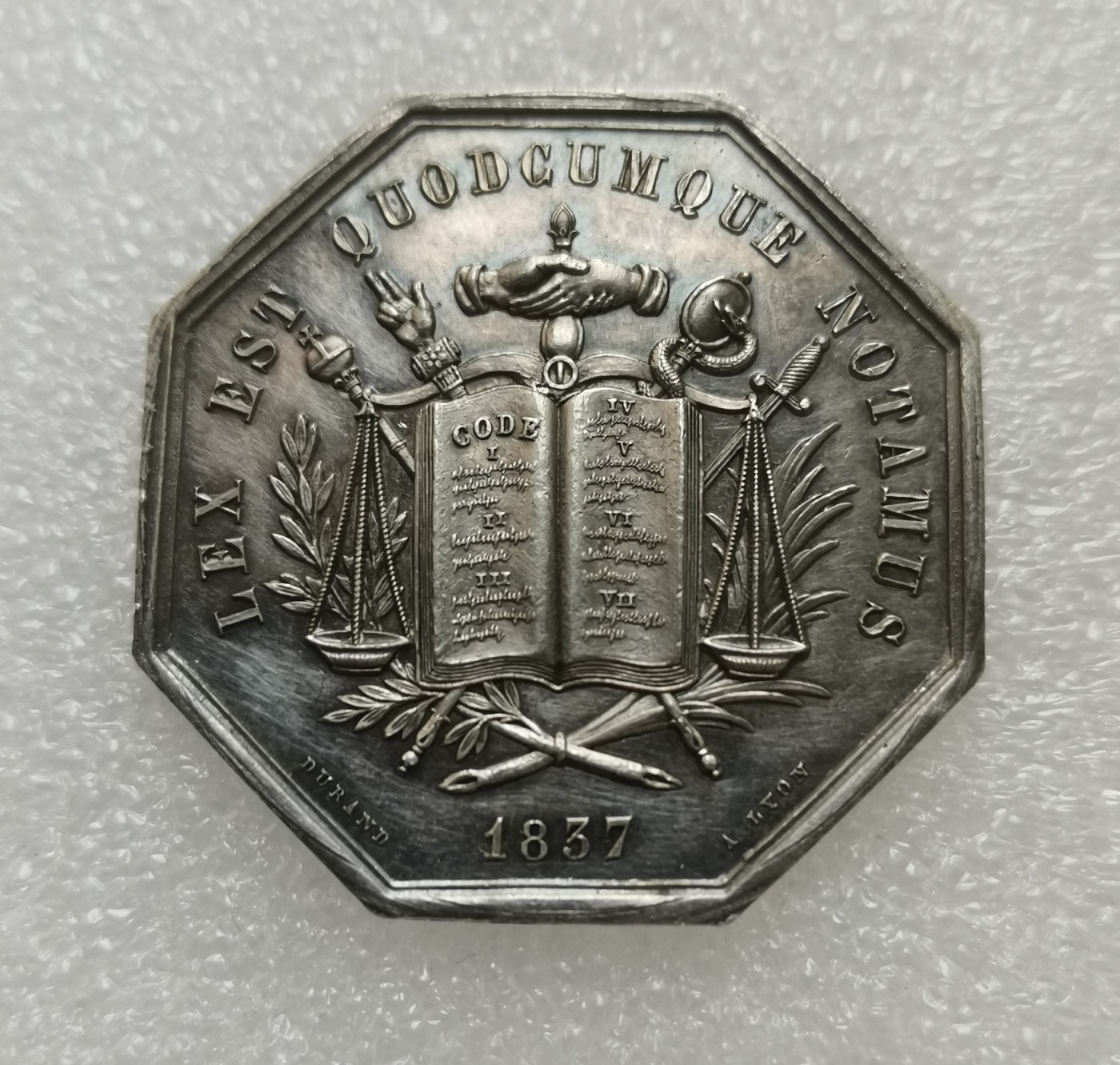 瓶子🏺第113期拍卖会  稀少法国1837年公证人八角JETON银章  蜜蜂铭