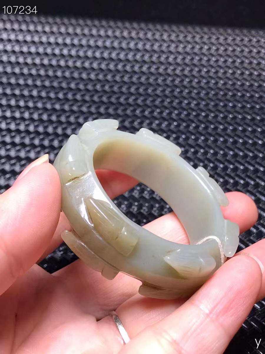 和田玉童镯，雕工精湛，包浆老道，沁色完美，玉质温润细腻，收藏佳品！