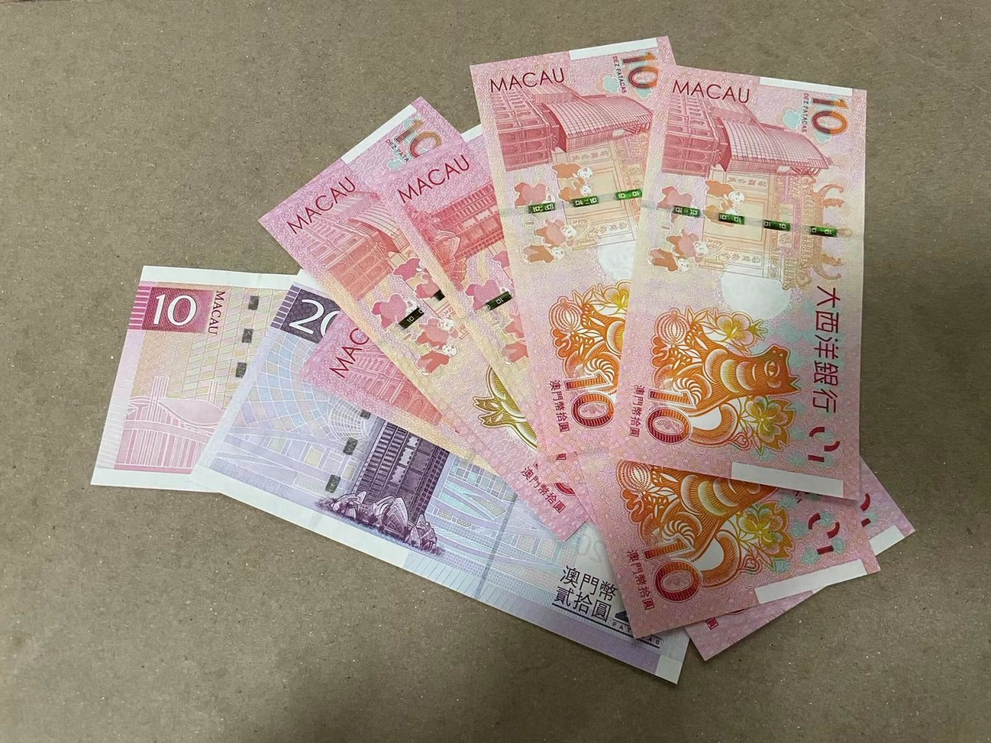 【Blue Auction】✨世界纸币精拍第380期【精】 【一组20张】香港汇丰银行 2010年20元 10连 全新UNC&澳门生肖钞8张 全新UNC&澳门10-20元 全新UNC     