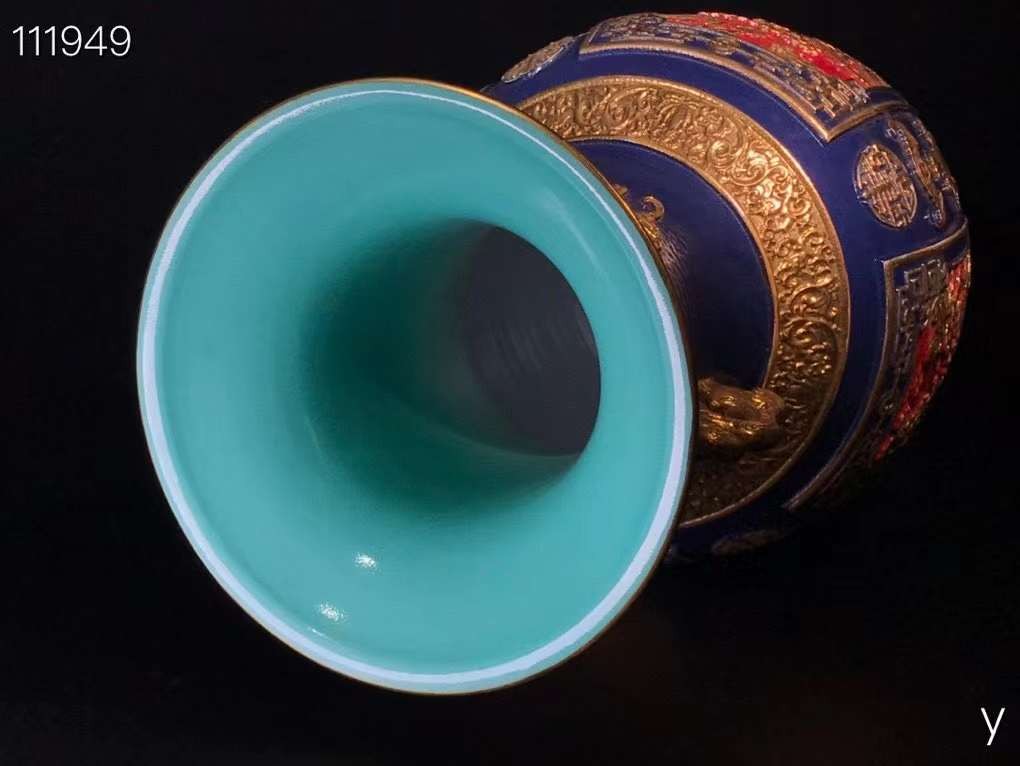 乾隆高浮雕挂耳尊、纯手工胎，器形优美，造型周正挺拔，品相完整。