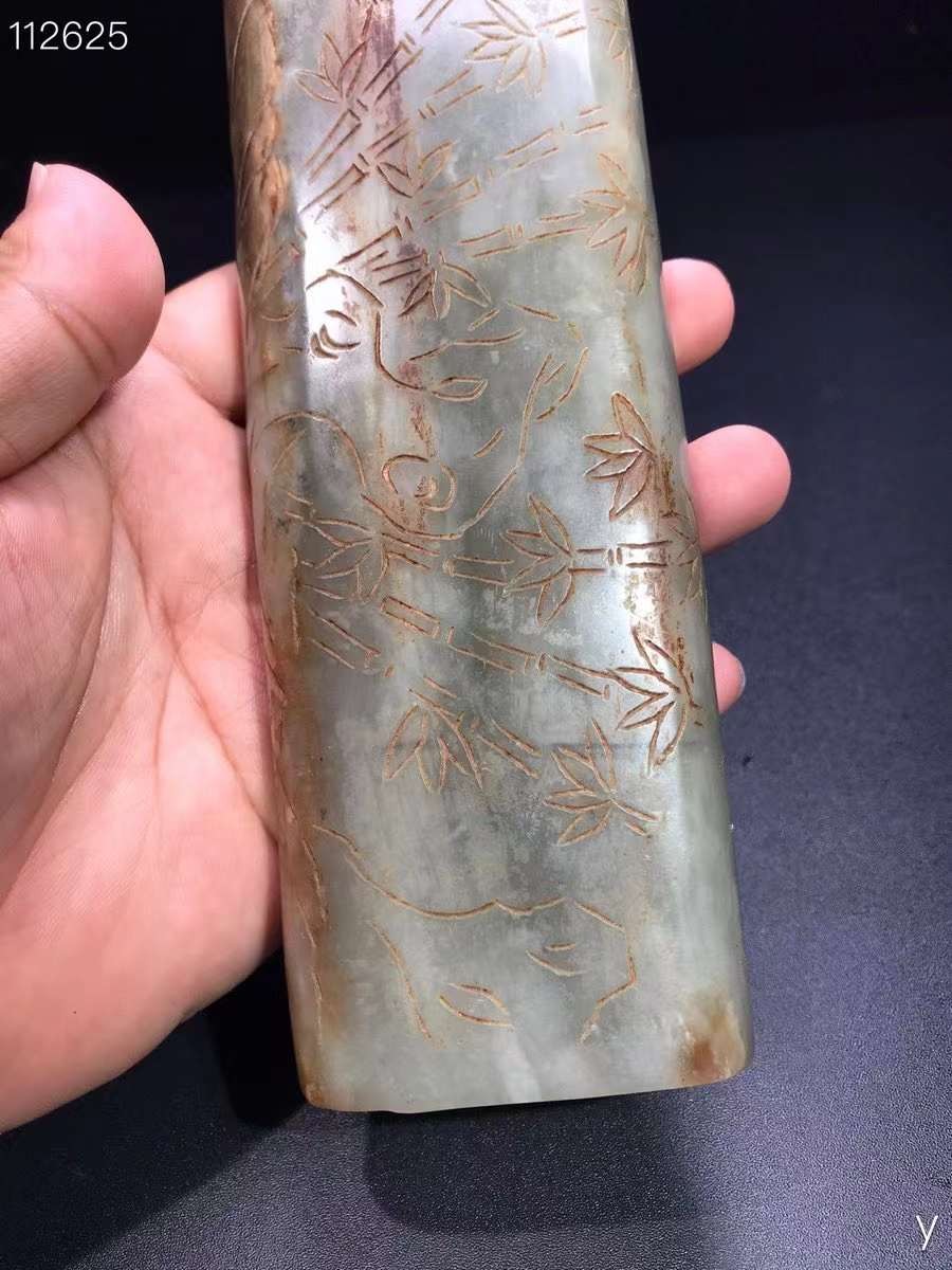 和田玉臂戈、雕工精湛，包浆老道，沁色完美，玉质温润细腻，收藏佳品！