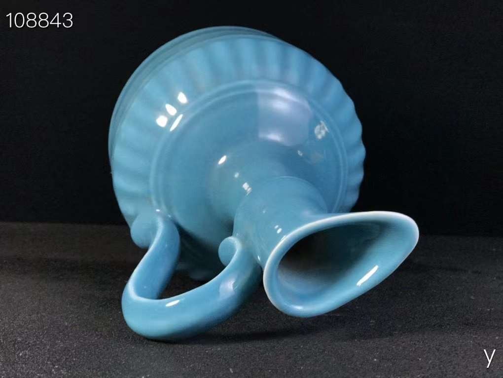 乾隆单色釉花浇，纯手工胎，器形优美，造型周正挺拔，品相完整。