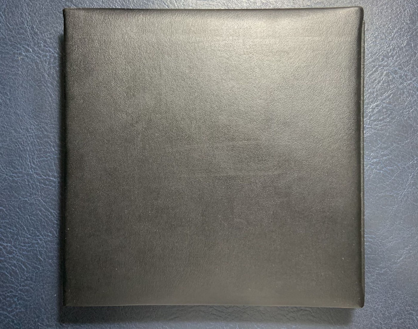 收藏联盟Quantum Auction 第296期拍卖  加拿大1986版最后一版5元和最新版5元全同号同冠同签名一对 品相全新 包装如图 原册