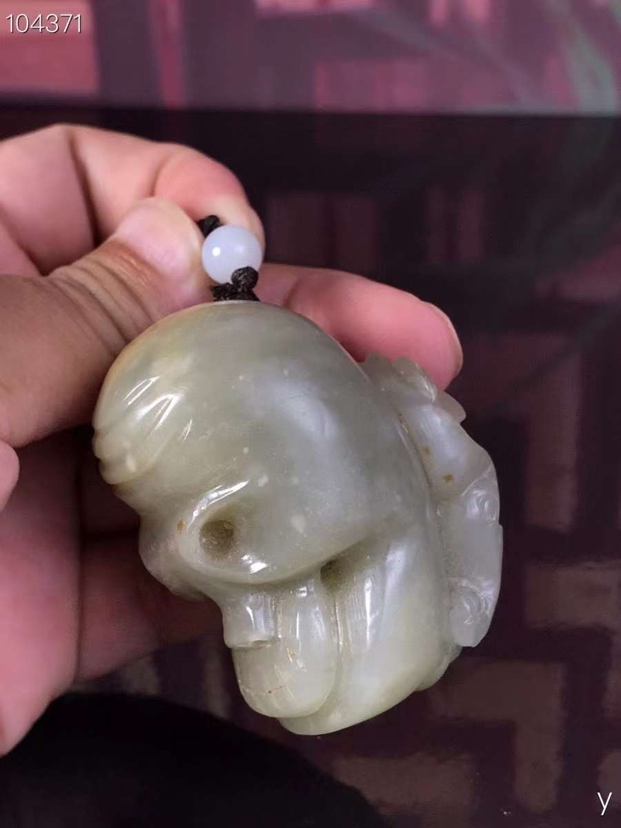 和田玉骷髅头、雕工精湛，包浆老道，沁色完美，玉质温润细腻，收藏佳品！