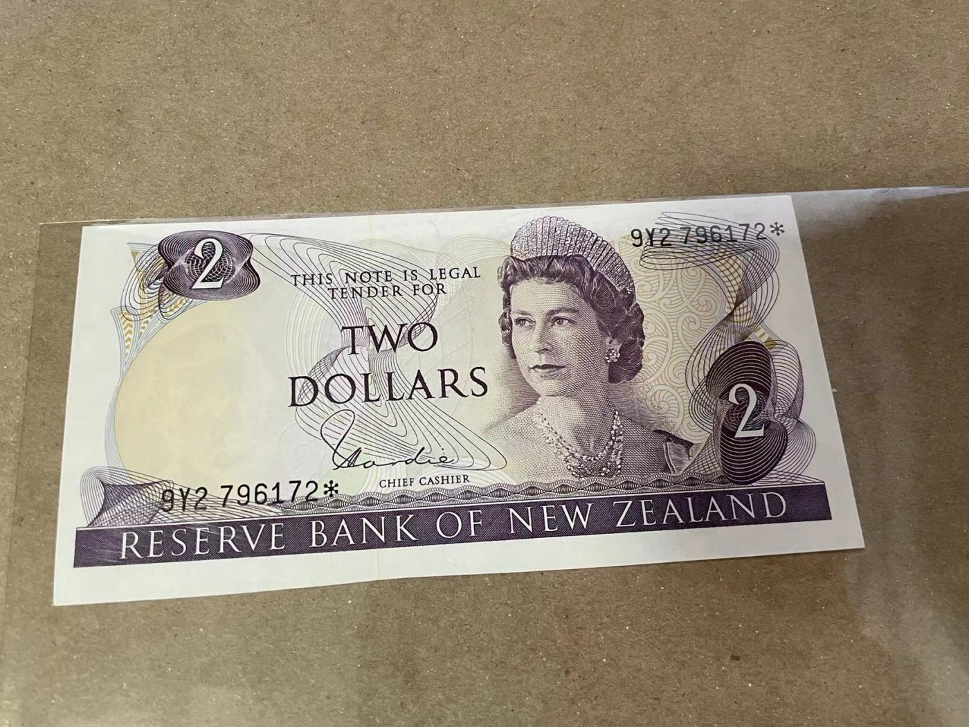 【Blue Auction】✨世界纸币精拍第380期【精】 【补号】新西兰 1975-77年2元 高冠女王 全新UNC