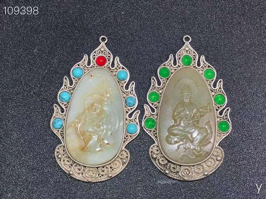 和田玉镶银佛像挂件，雕工精湛，包浆老道，沁色完美，玉质温润细腻，收藏佳品！