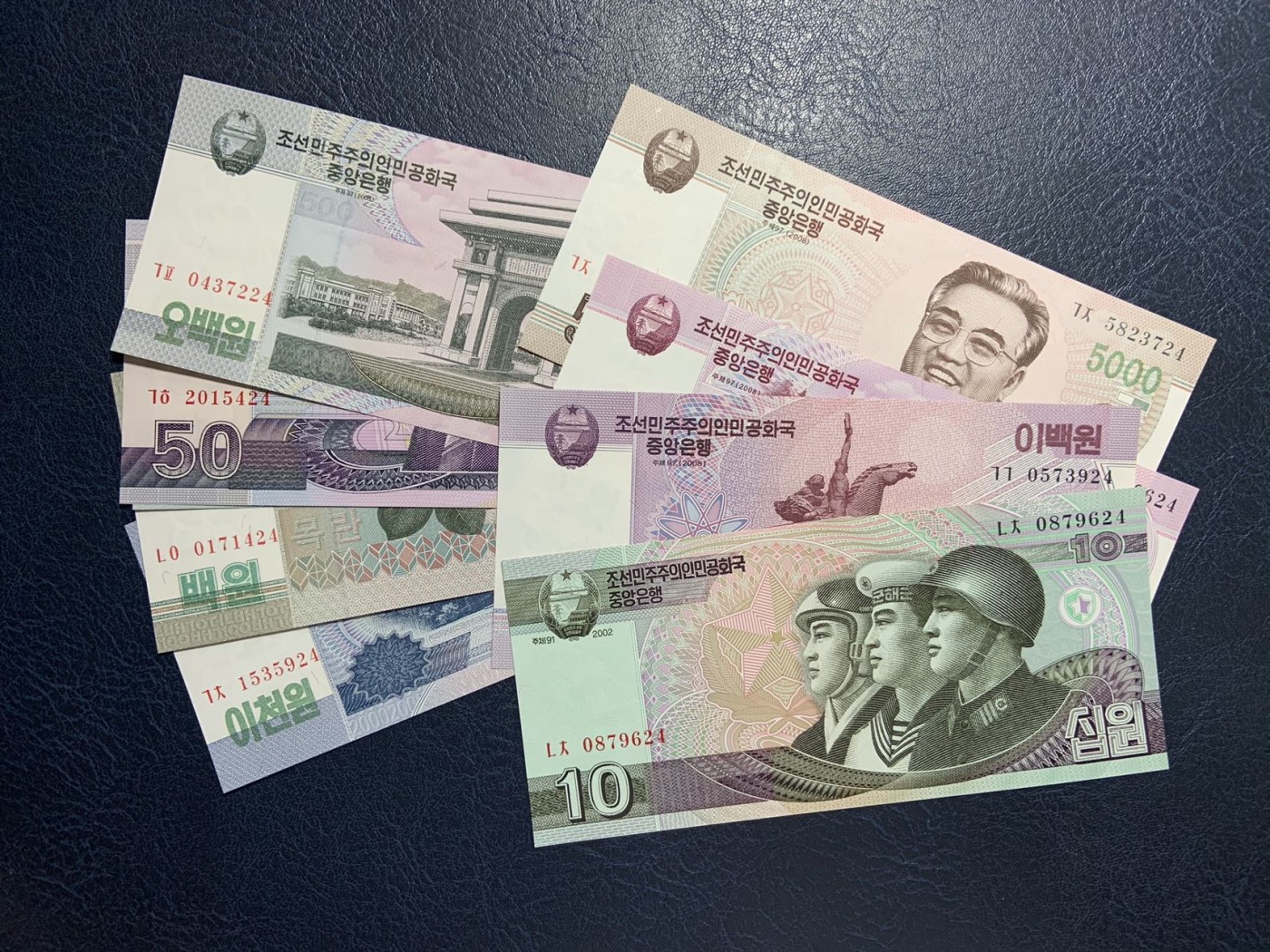 收藏联盟Quantum Auction 第296期拍卖  朝鲜2002年5-50元和2008年100-5000元尾二同一套 品相全新UNC(500有瑕疵，细节如图) 少见无加盖版 