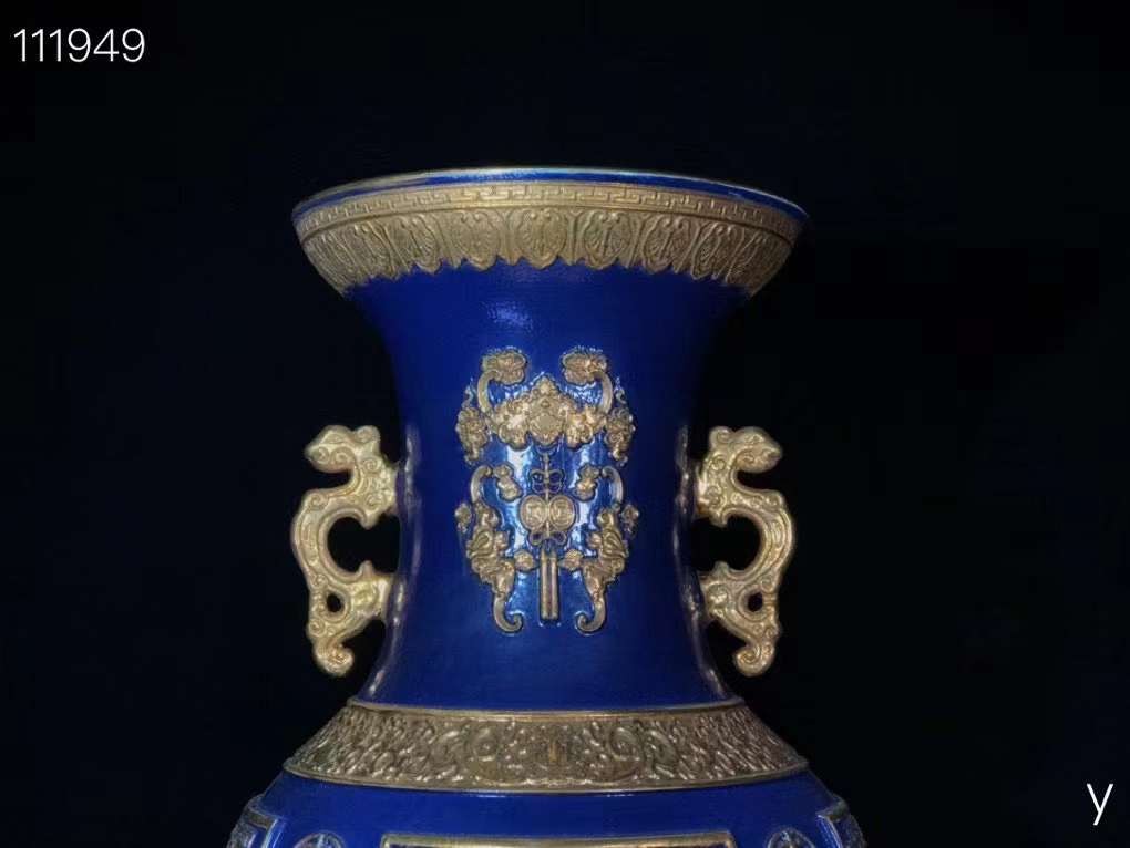 乾隆高浮雕挂耳尊、纯手工胎，器形优美，造型周正挺拔，品相完整。