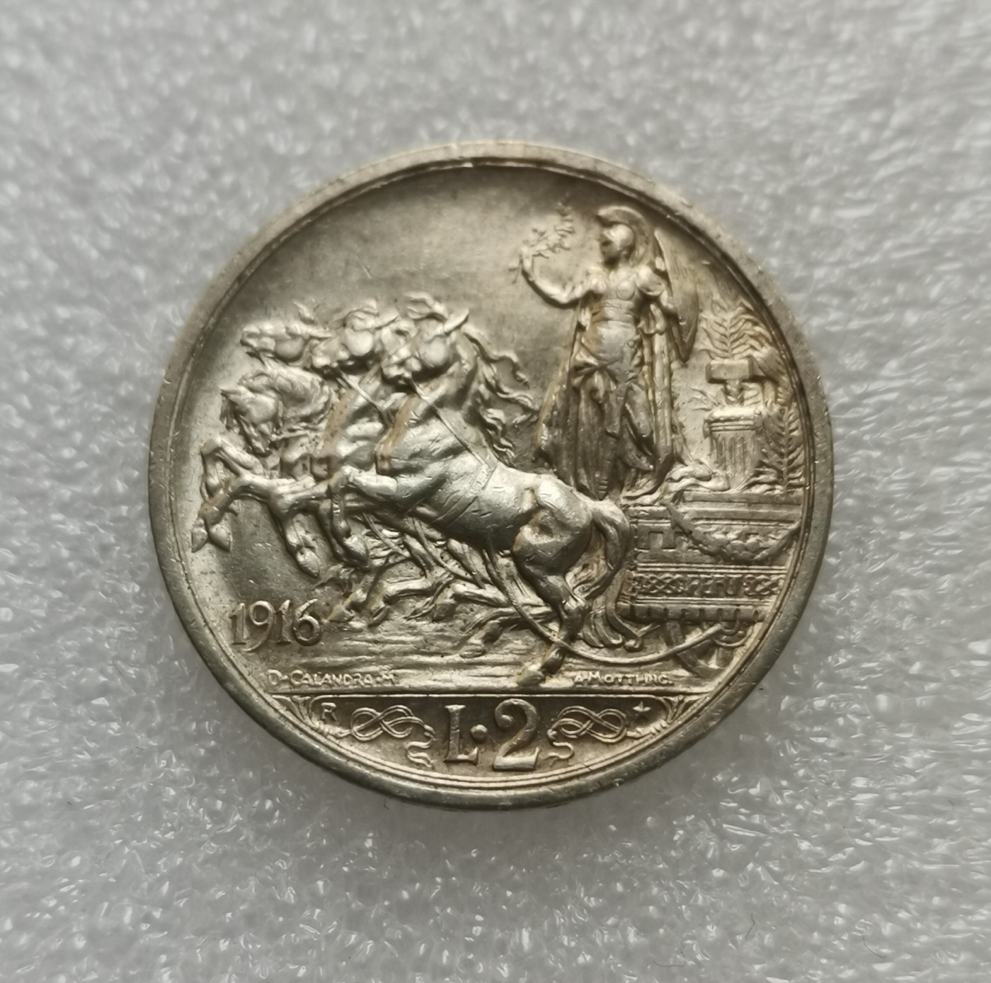 瓶子🏺第113期拍卖会  1916年意大利四驾马车罗马战神2里拉马拉车银币