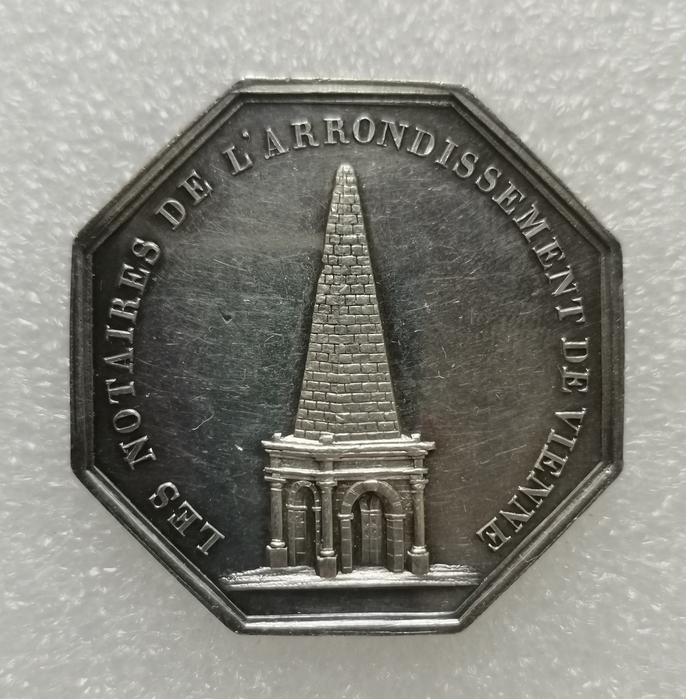 瓶子🏺第113期拍卖会  稀少法国1837年公证人八角JETON银章  蜜蜂铭