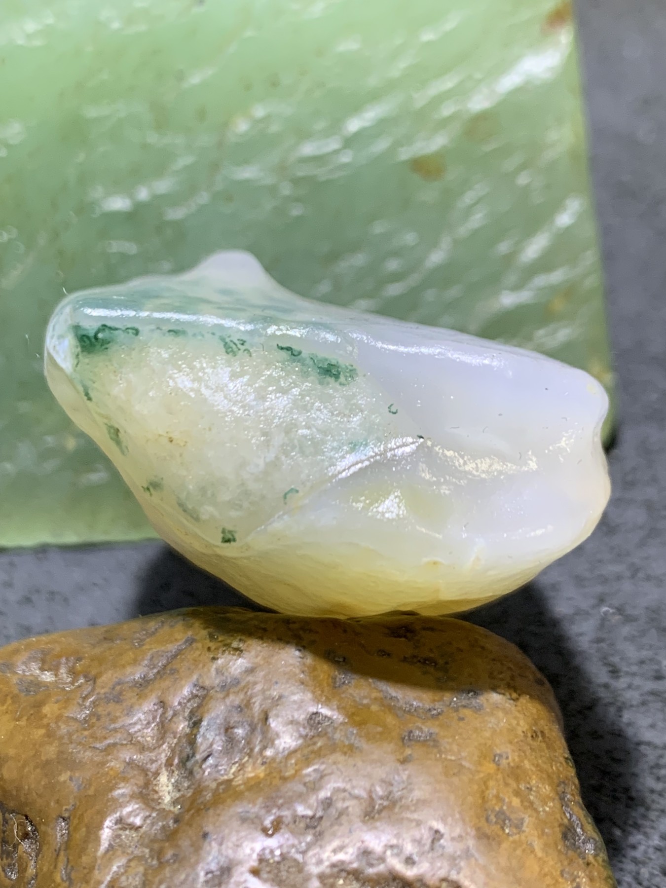 放福利！精美天然戈壁绿草花沁白玛瑙原石一颗