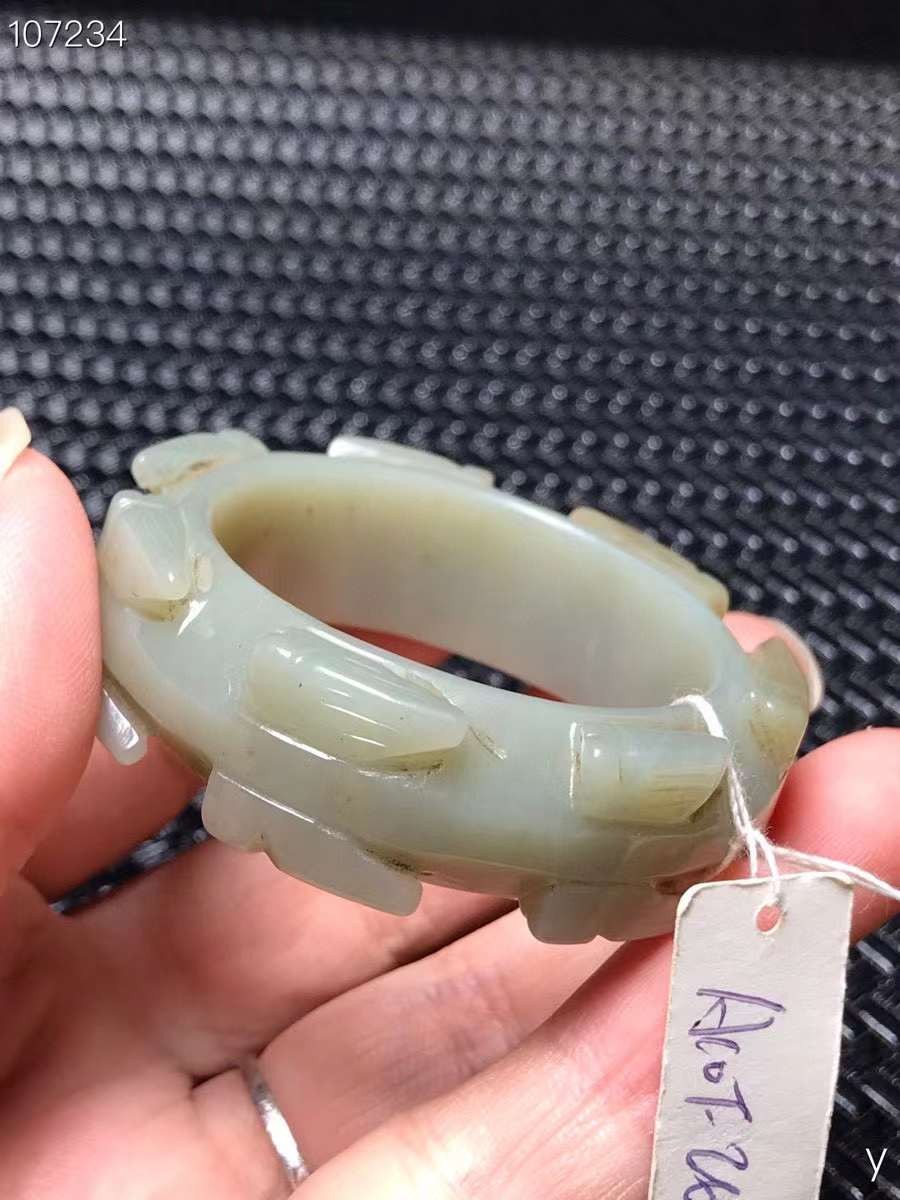 和田玉童镯，雕工精湛，包浆老道，沁色完美，玉质温润细腻，收藏佳品！