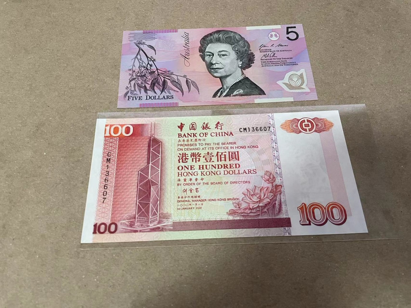 【Blue Auction】✨世界纸币精拍第380期【精】 【一组2张】香港 中银 2000年100元&澳大利亚 塑料钞 5元 全新UNC