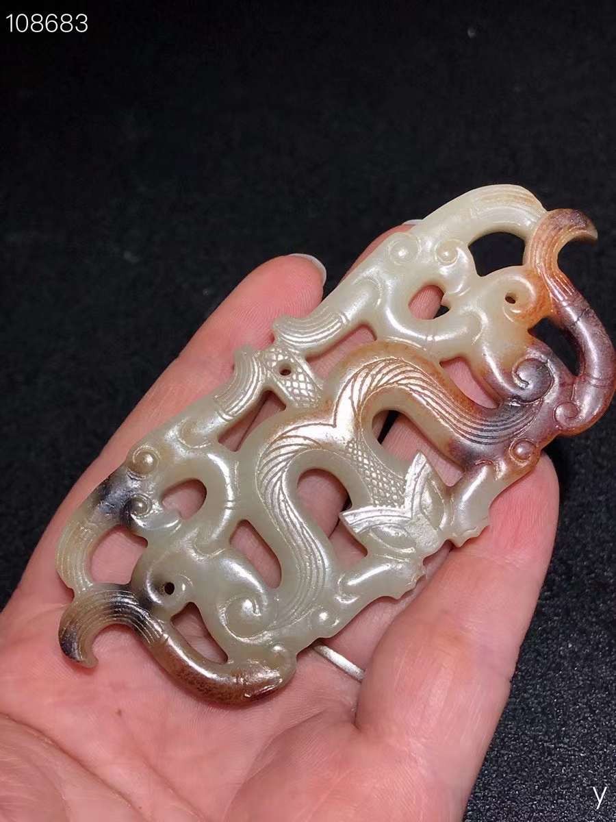 和田玉玉璧，选料上乘，玉质圆润，造型独特，包浆浓厚，品相一流，沁色完美，
