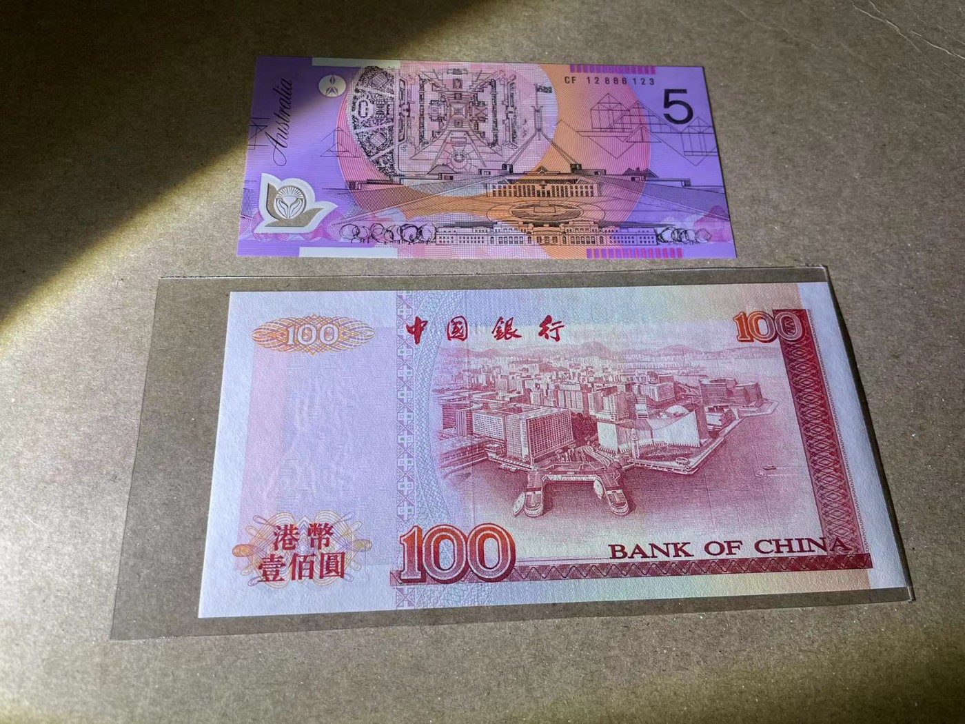 【Blue Auction】✨世界纸币精拍第380期【精】 【一组2张】香港 中银 2000年100元&澳大利亚 塑料钞 5元 全新UNC
