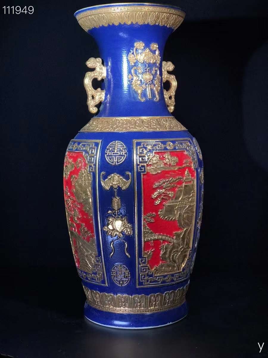 乾隆高浮雕挂耳尊、纯手工胎，器形优美，造型周正挺拔，品相完整。