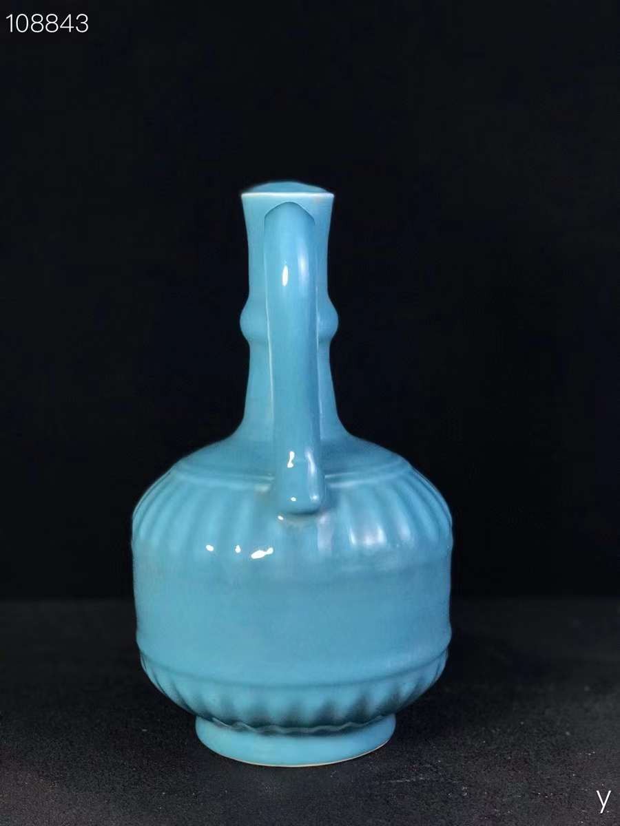乾隆单色釉花浇，纯手工胎，器形优美，造型周正挺拔，品相完整。