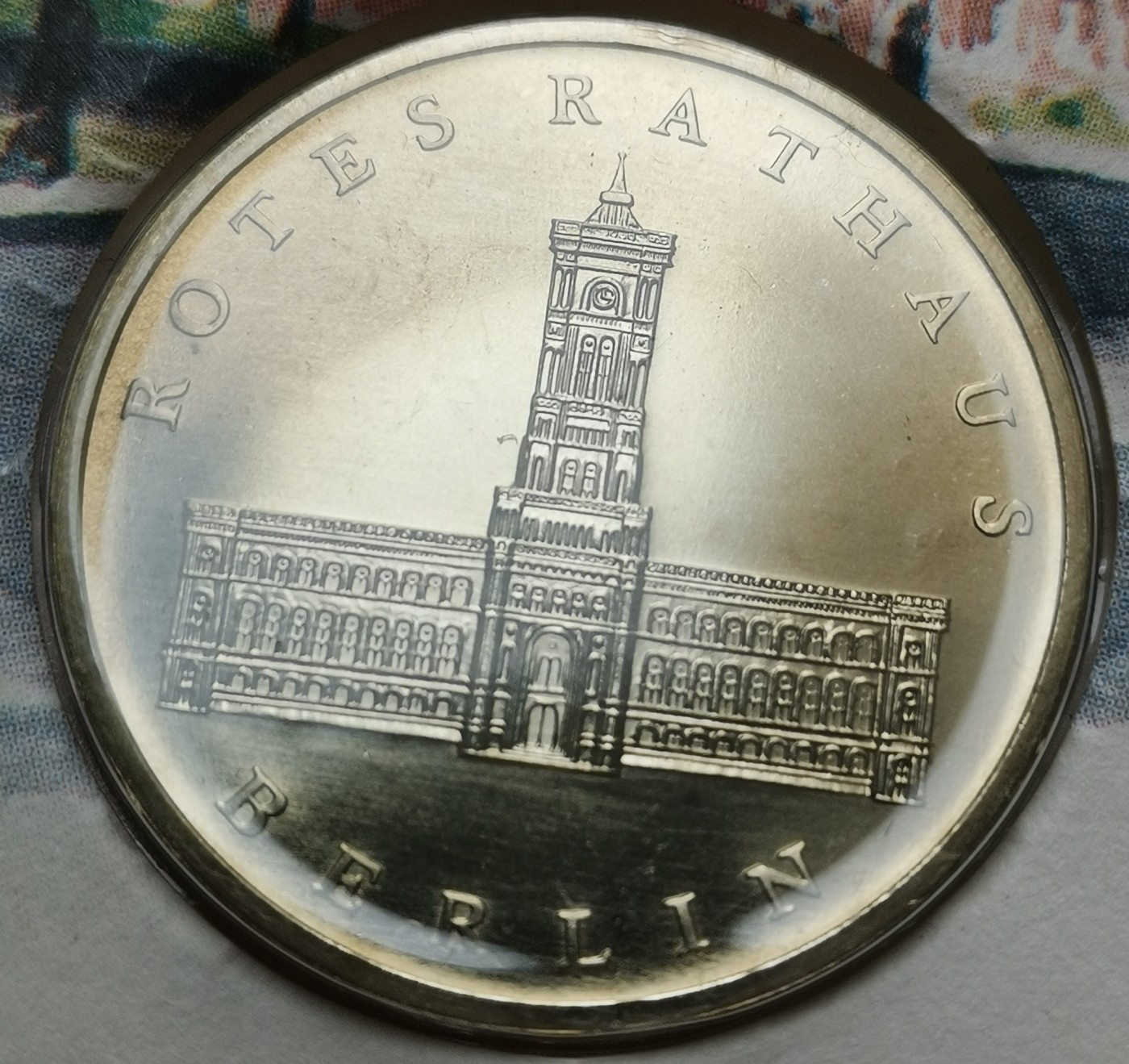 瓶子🏺第113期拍卖会  东德民主德国1987年 柏林市政厅5马克铜镍合金纪念币  原封