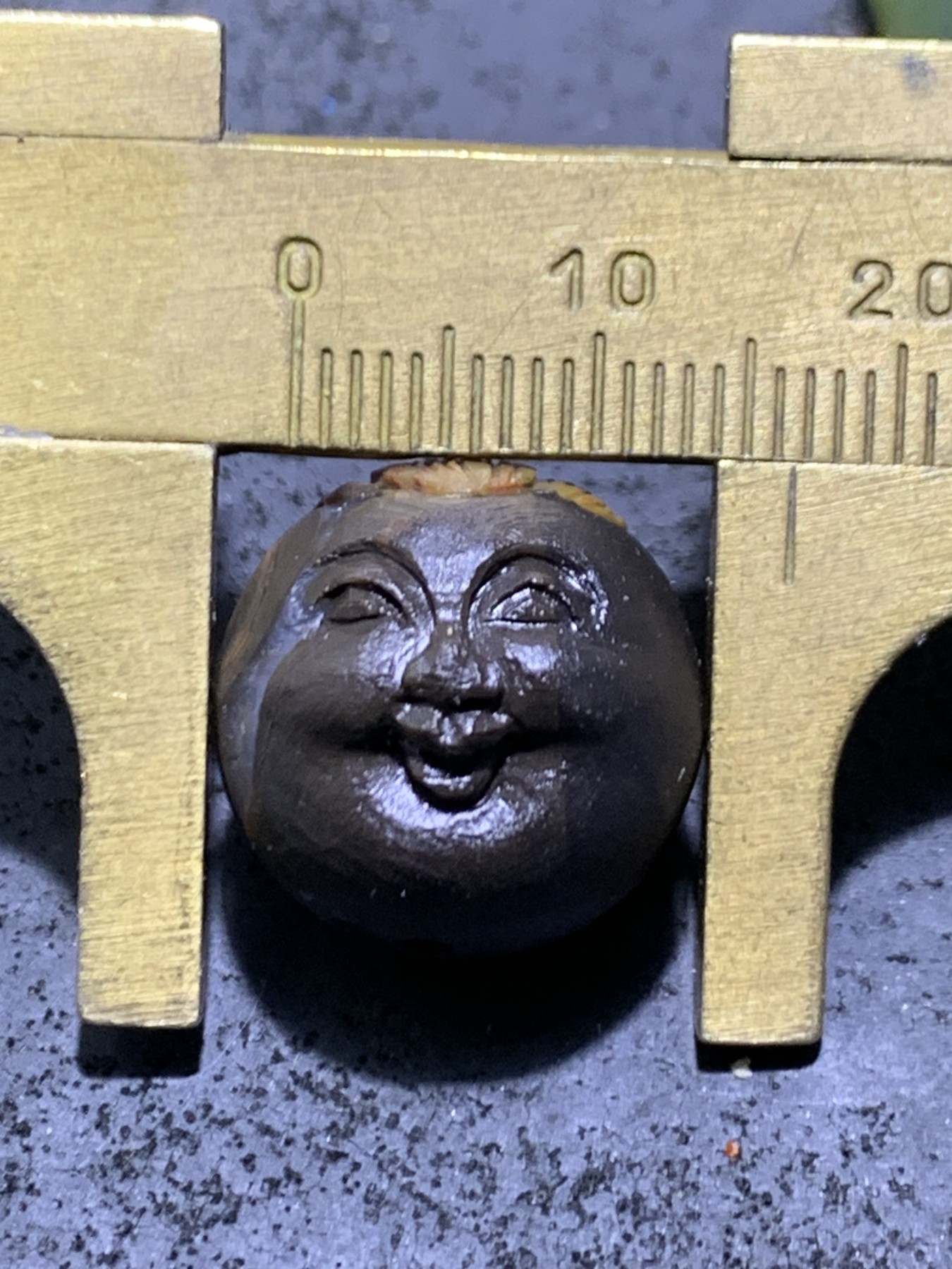 精美亚光战国红玛瑙手工俏色巧雕童子随形圆珠一个，