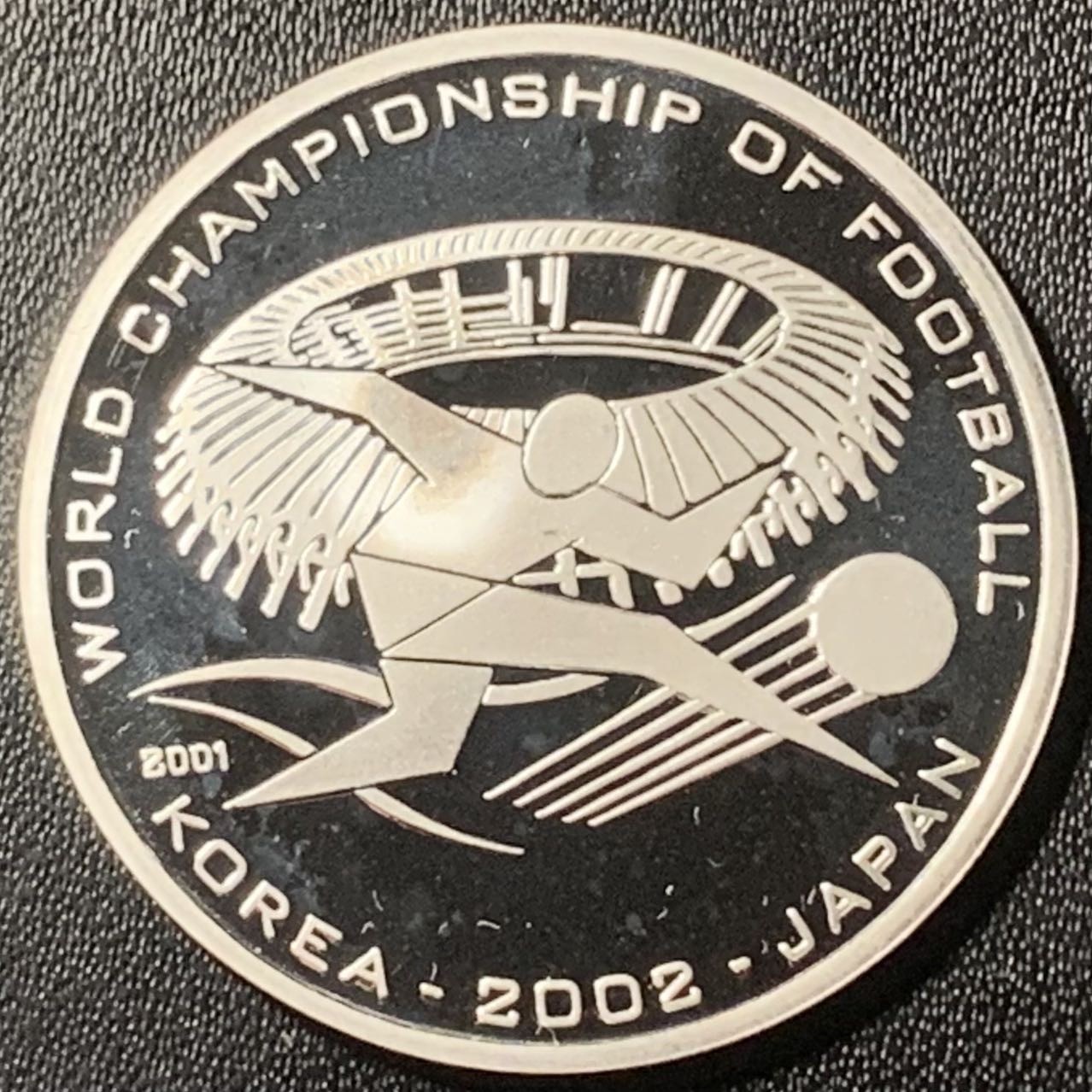 紫瑗钱币——第317期拍卖 朝鲜 2001年 02年日韩世界杯 体育场 5圆 15克 0.999银 精制 少见