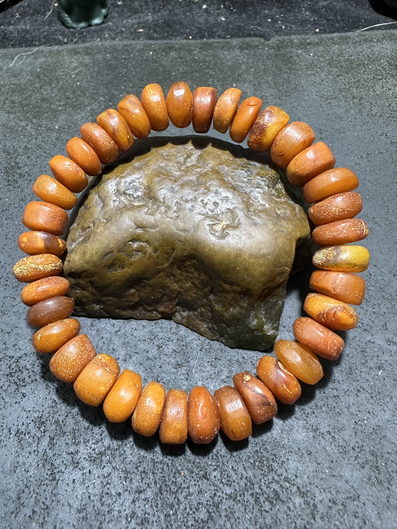 精美老蜜随形隔片手串一条