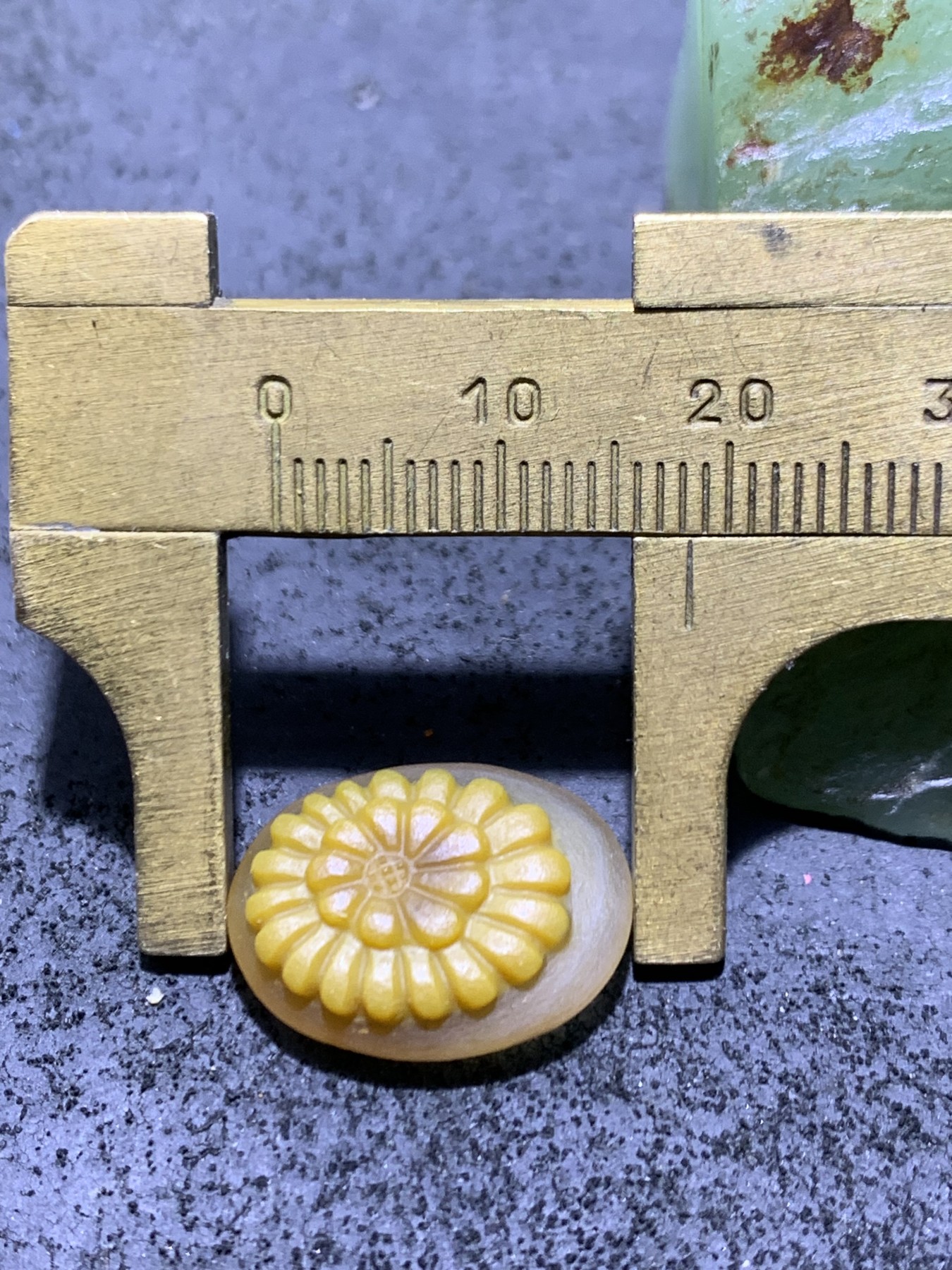 精美亚光战国红玛瑙手工俏色巧雕太阳花戒面一个，