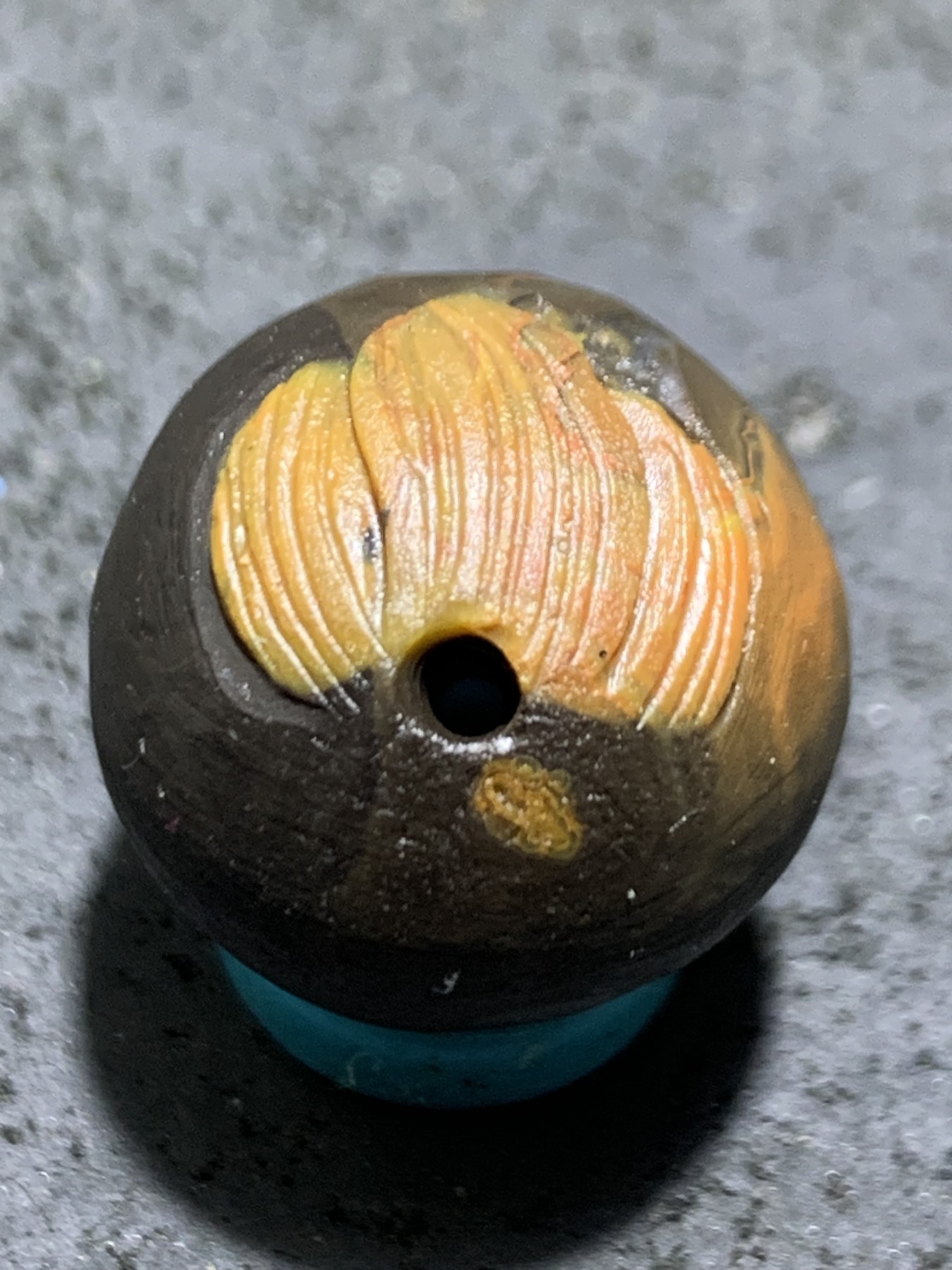 精美亚光战国红玛瑙手工俏色巧雕童子随形圆珠一个，