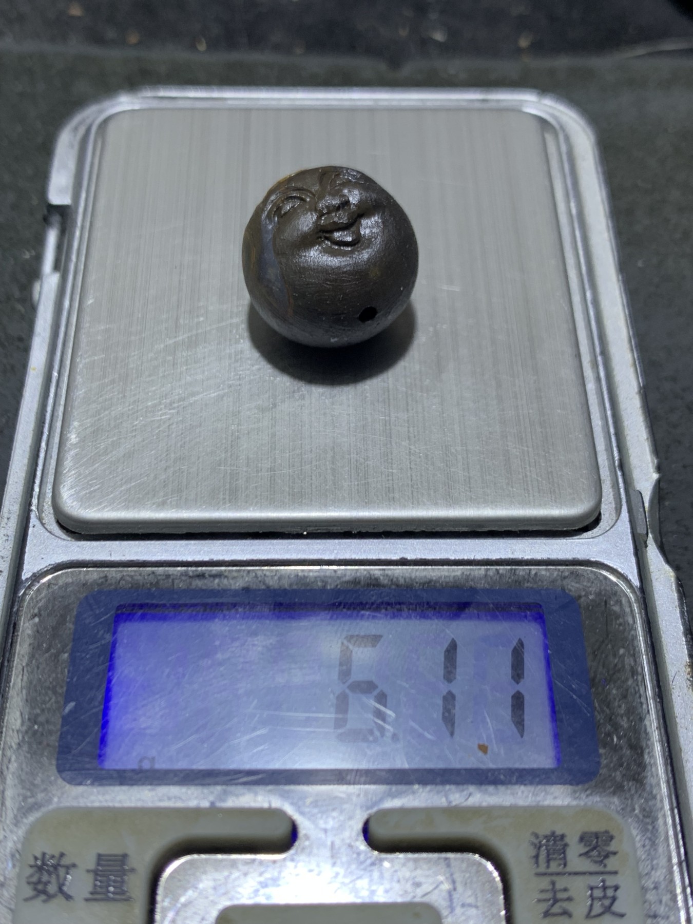 精美亚光战国红玛瑙手工俏色巧雕童子随形圆珠一个，