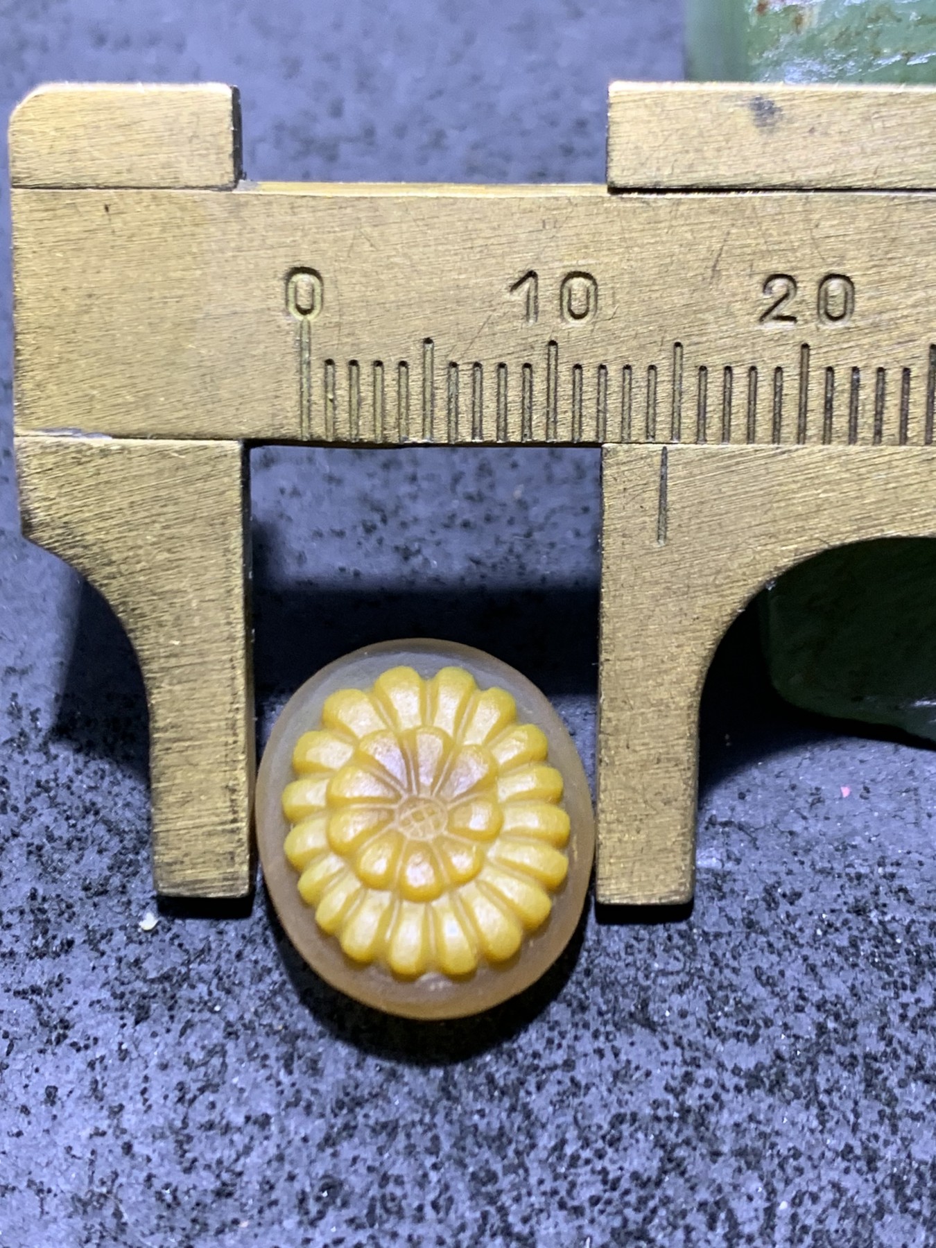 精美亚光战国红玛瑙手工俏色巧雕太阳花戒面一个，