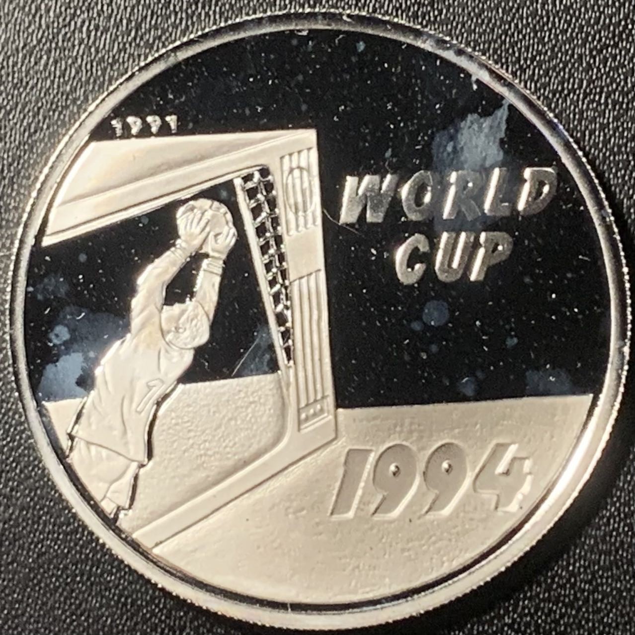紫瑗钱币——第317期拍卖 老挝 1991年 94美国世界杯 扑球 50基普 20克 0.999银 精制
