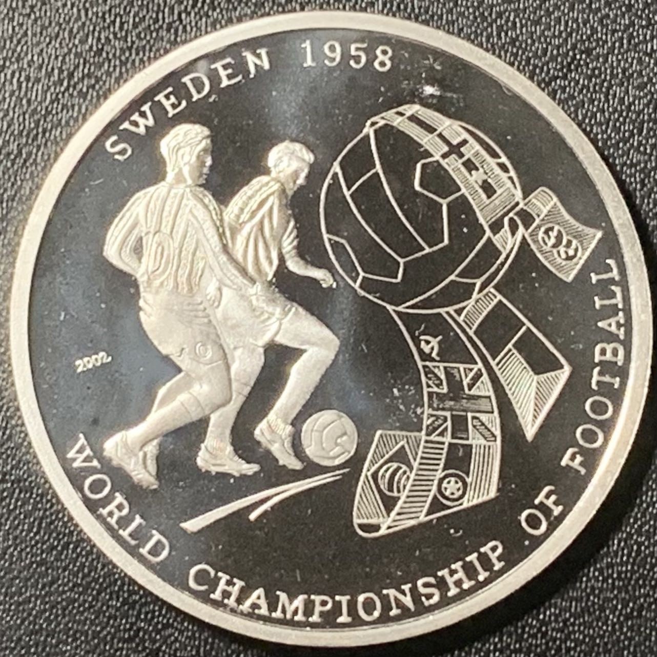 紫瑗钱币——第317期拍卖 朝鲜 2002年 58年瑞典世界杯 带球 5圆 20克 0.999银 精制