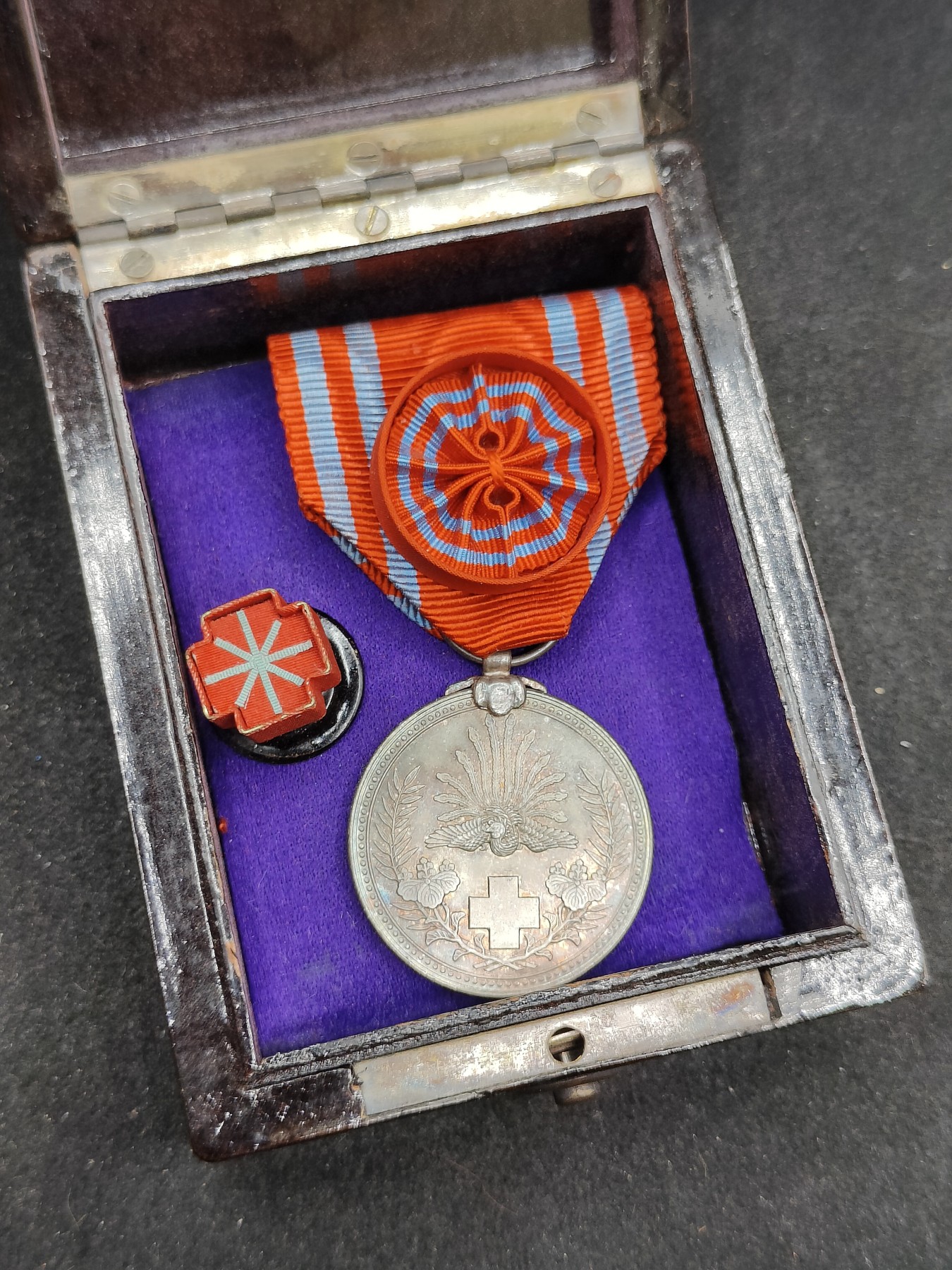 全场0元起拍 第100期 咸鱼国勋章拍卖专场 10月18日（周日）下午6：00开始 日本 明治早期漆木按扣盒 赤十字特别社员章 银制带略