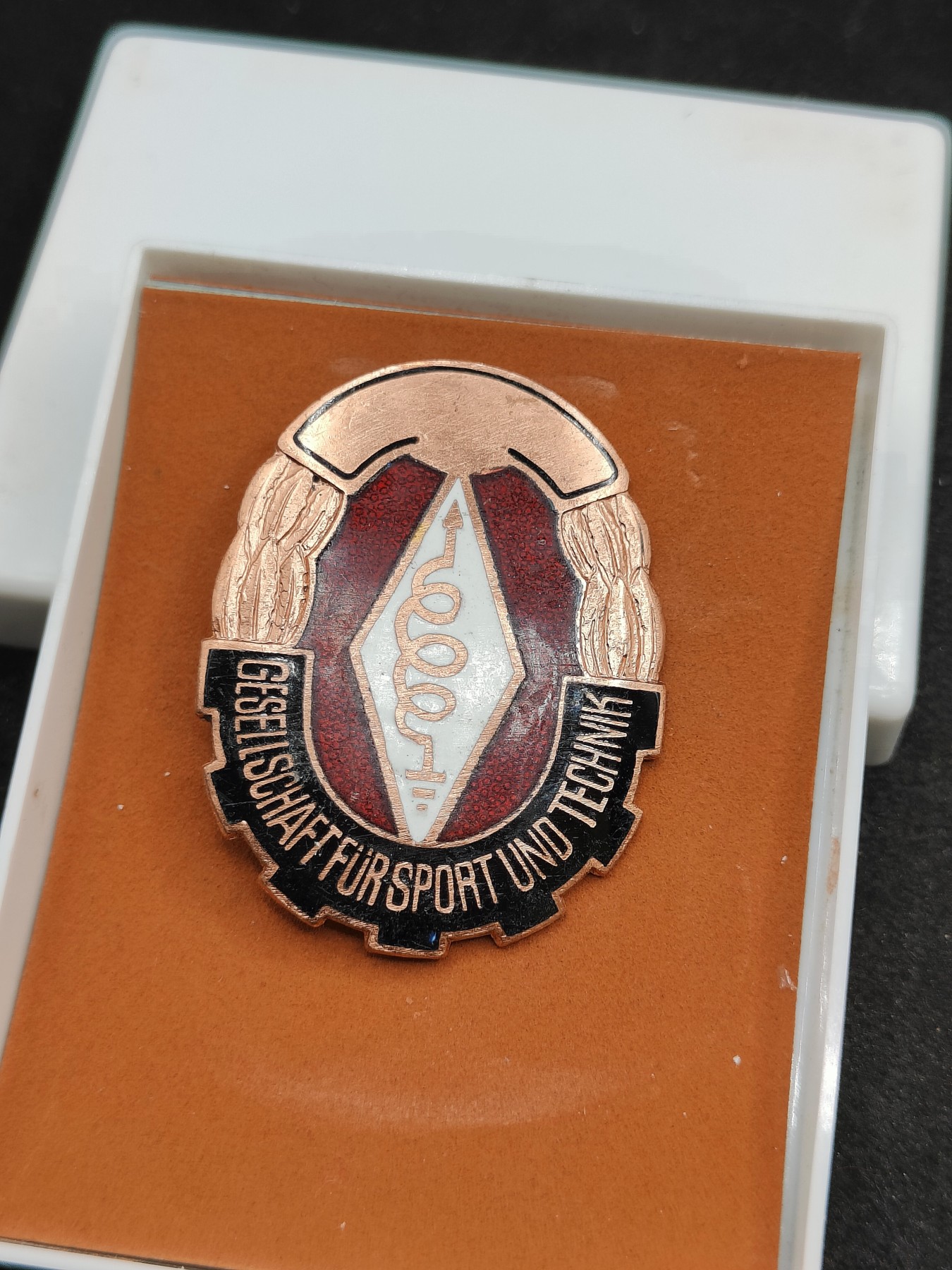 全场0元起拍 第100期 咸鱼国勋章拍卖专场 10月18日（周日）下午6：00开始 东德gst技术珐琅技能章带盒