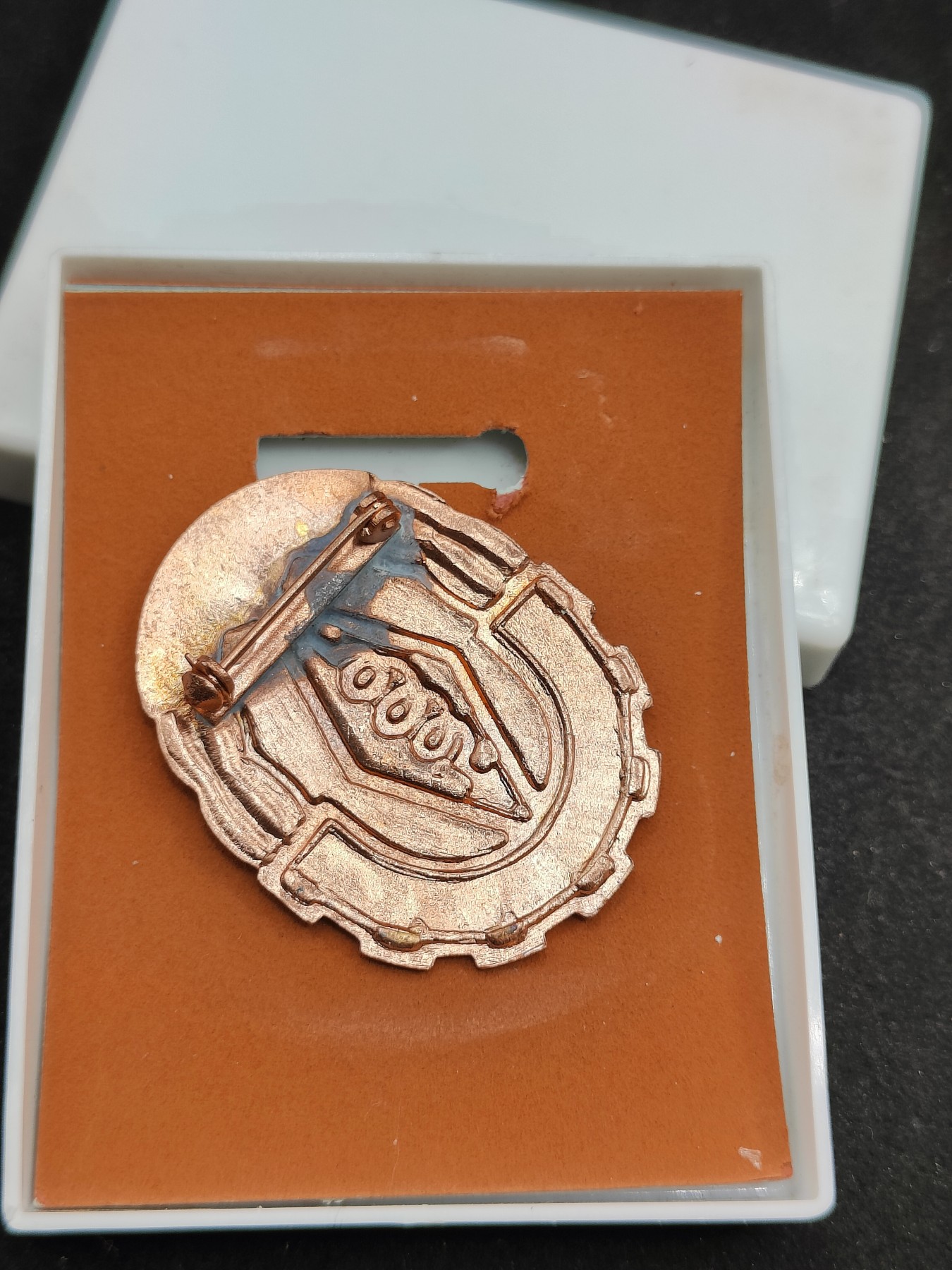 全场0元起拍 第100期 咸鱼国勋章拍卖专场 10月18日（周日）下午6：00开始 东德gst技术珐琅技能章带盒