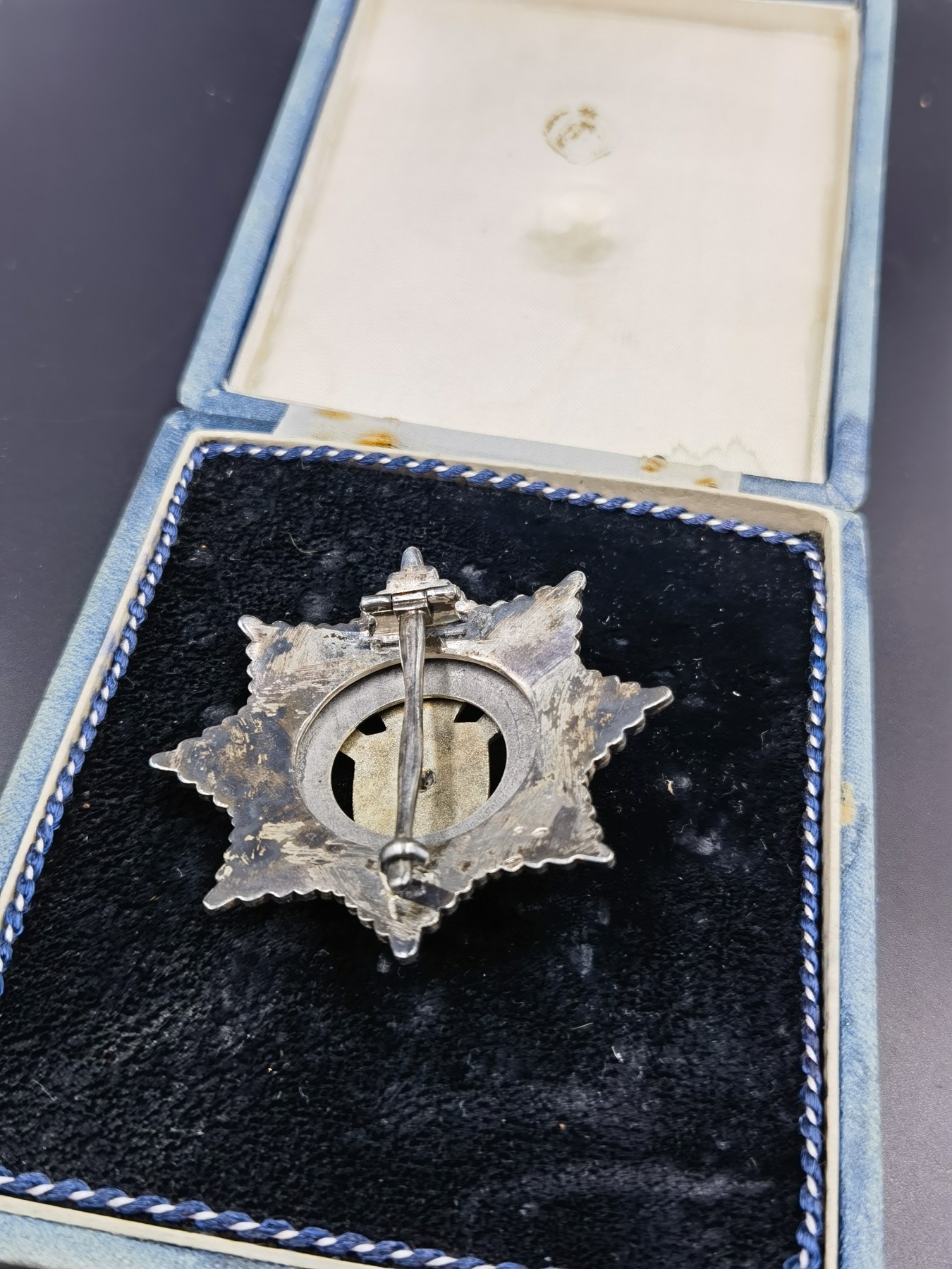 0押金拍卖 全场0起 大陆勋赏俱乐部第七期拍卖 南斯拉夫早期五火炬三级军事功勋（带三个银标）