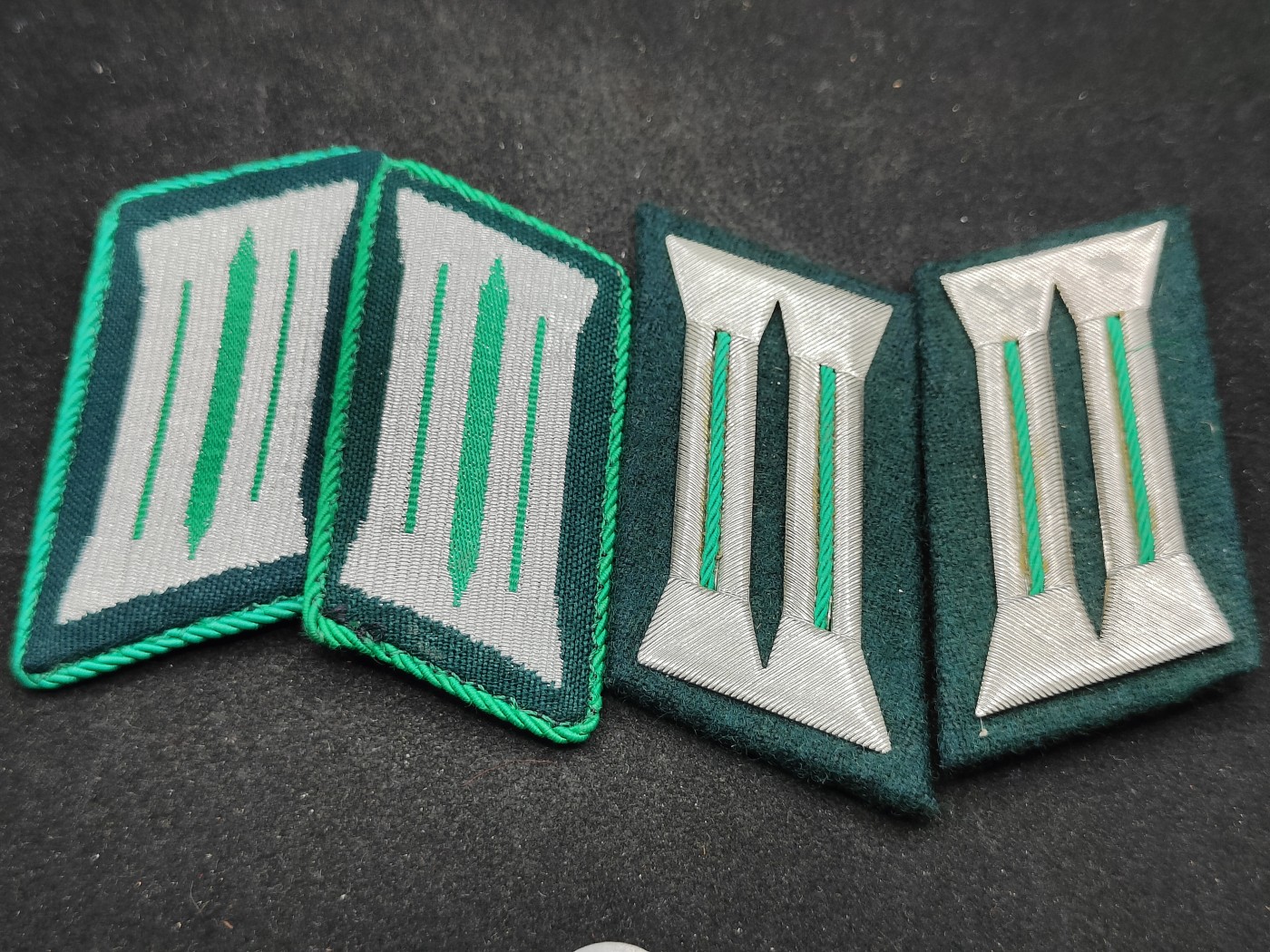 全场0元起拍 第100期 咸鱼国勋章拍卖专场 10月18日（周日）下午6：00开始 东德警察领章两对