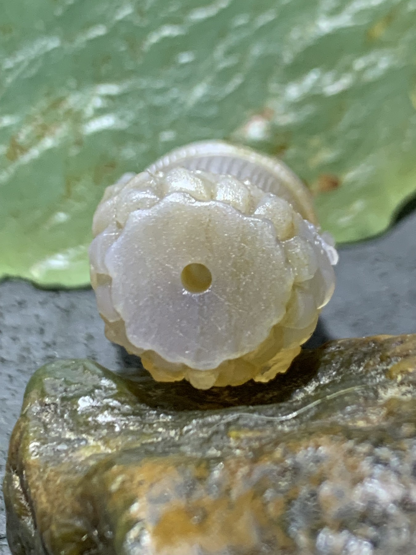 精美亚光高玉化巴西玛瑙手工满工雕刻宝宝菩萨珠子（吊坠）一个！