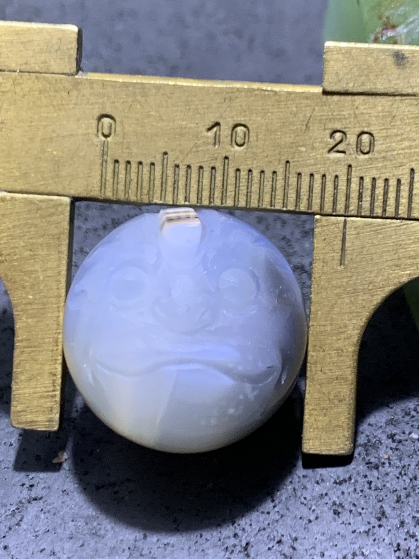 精美亚光高玉化巴西玛瑙手工俏色巧雕招财金蟾2.0圆珠一个！