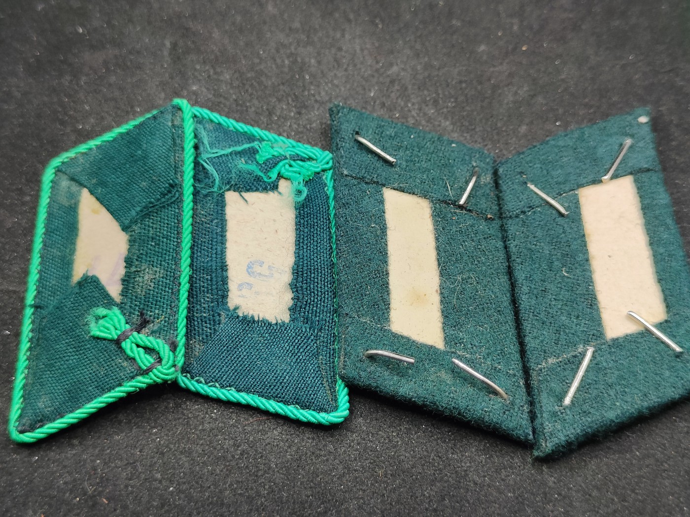 全场0元起拍 第100期 咸鱼国勋章拍卖专场 10月18日（周日）下午6：00开始 东德警察领章两对