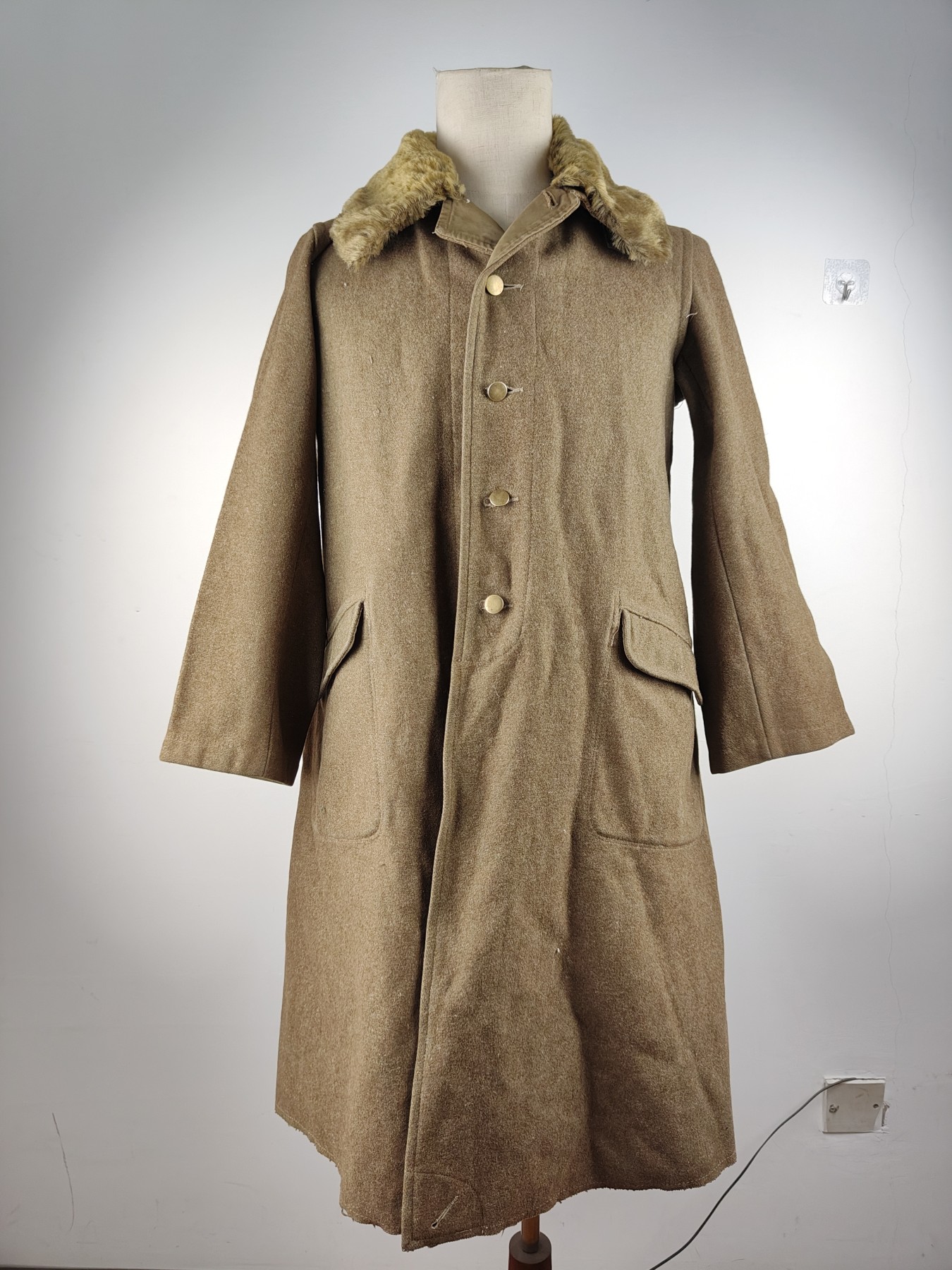 全场0元起拍 第100期 咸鱼国勋章拍卖专场 10月18日（周日）下午6：00开始 日本战时 三式士兵大衣 关东菌毛领样式