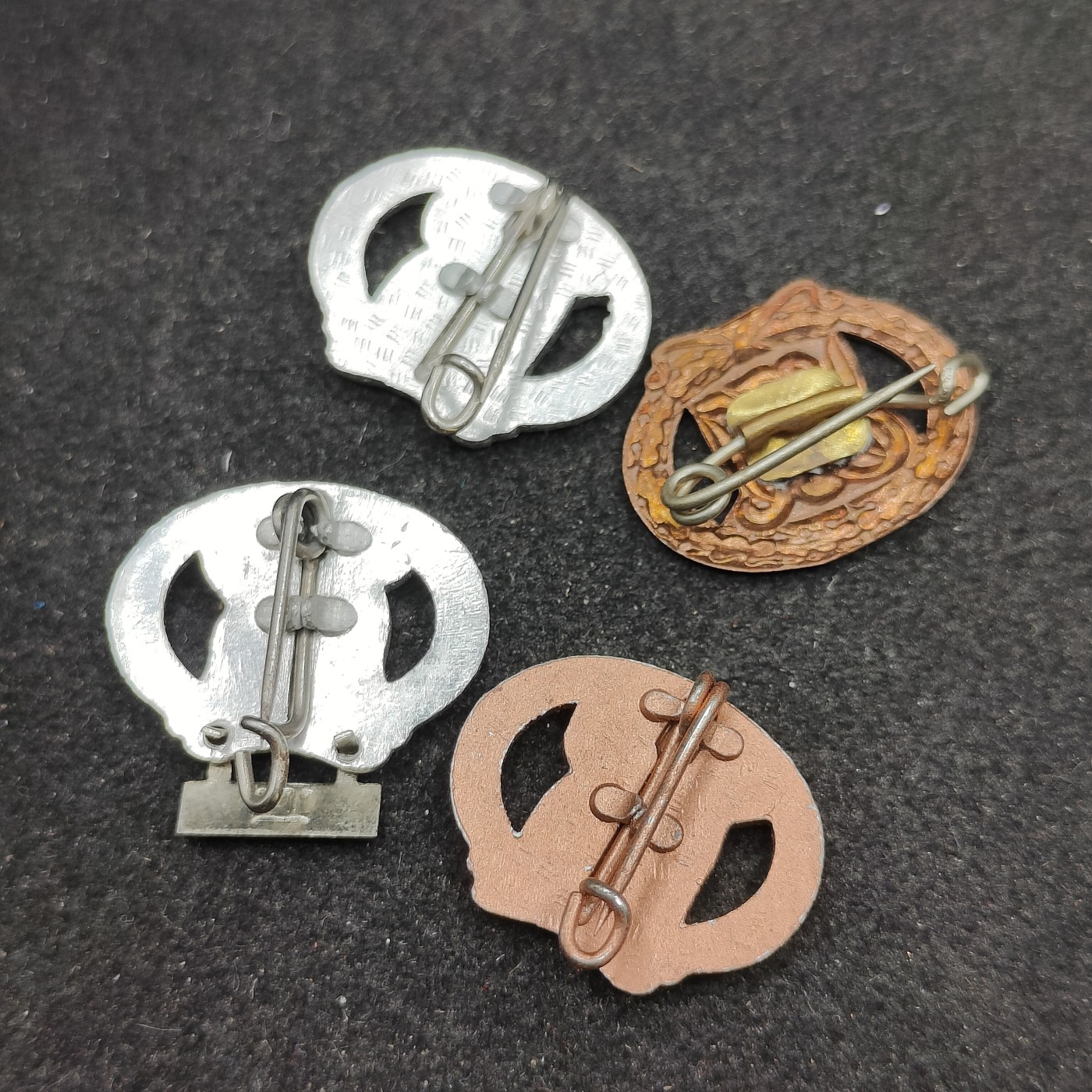 全场0元起拍 第100期 咸鱼国勋章拍卖专场 10月18日（周日）下午6：00开始 东德体能章一组