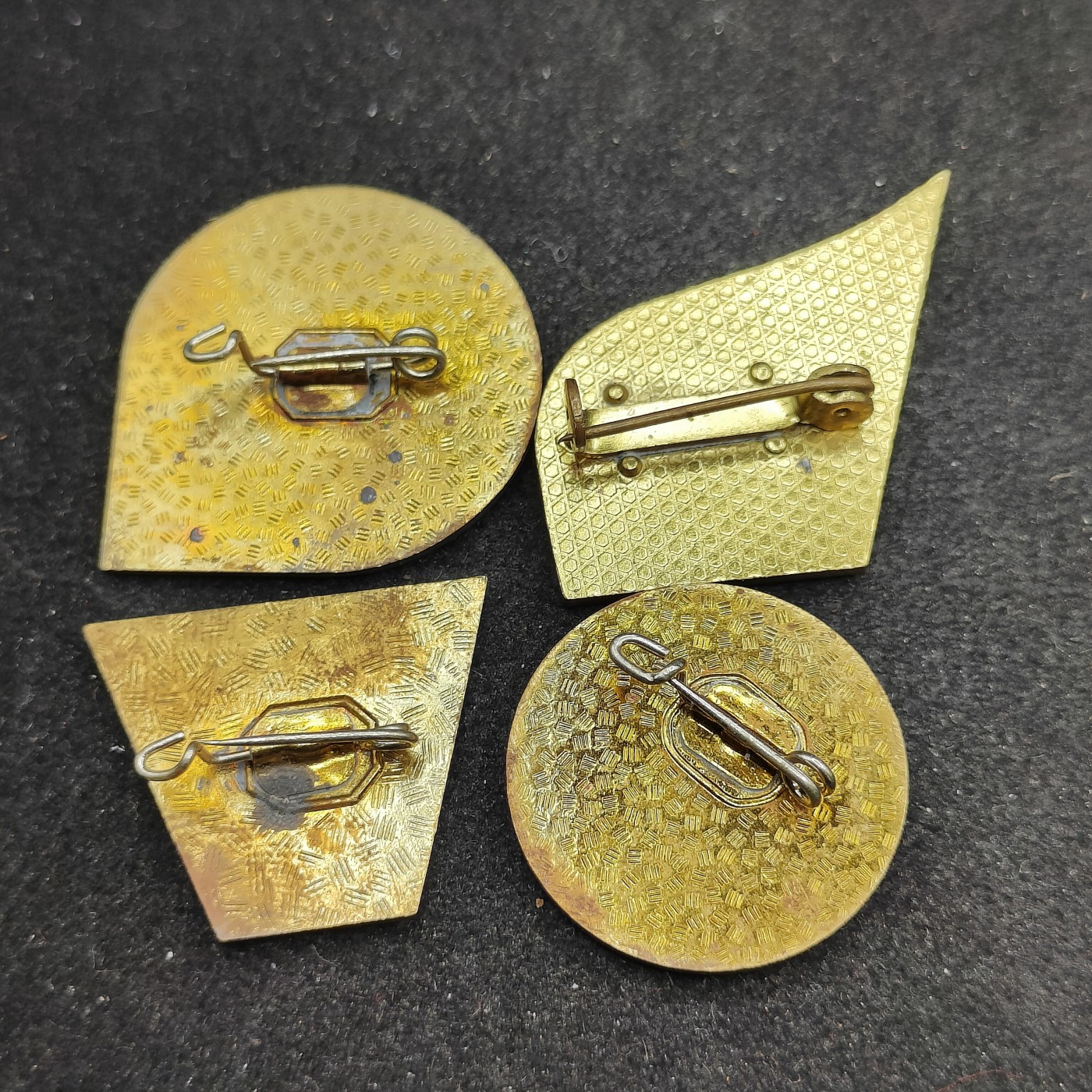 全场0元起拍 第100期 咸鱼国勋章拍卖专场 10月18日（周日）下午6：00开始 东德人民军纪念章一组