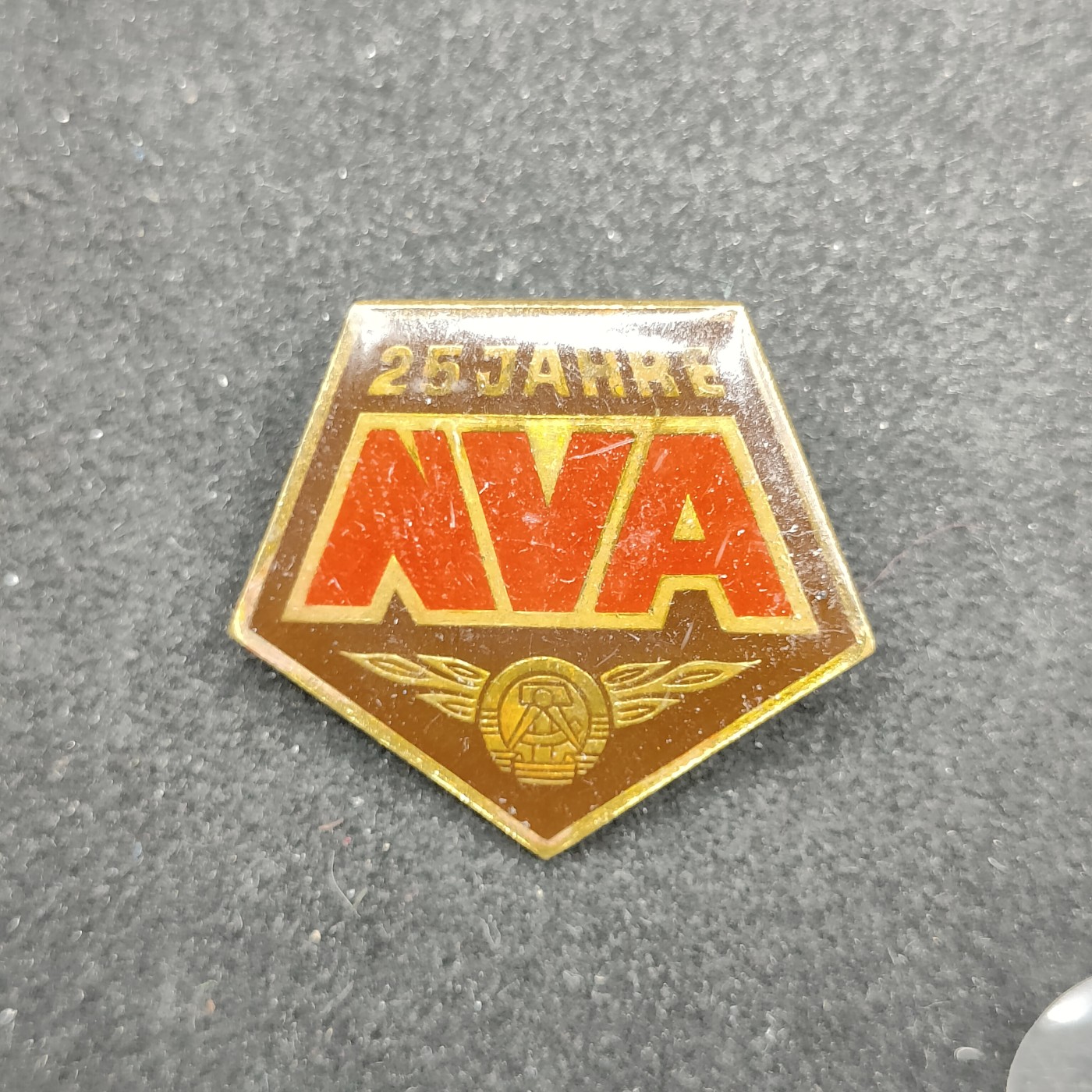 全场0元起拍 第100期 咸鱼国勋章拍卖专场 10月18日（周日）下午6：00开始 东德人民军建军25周年纪念章