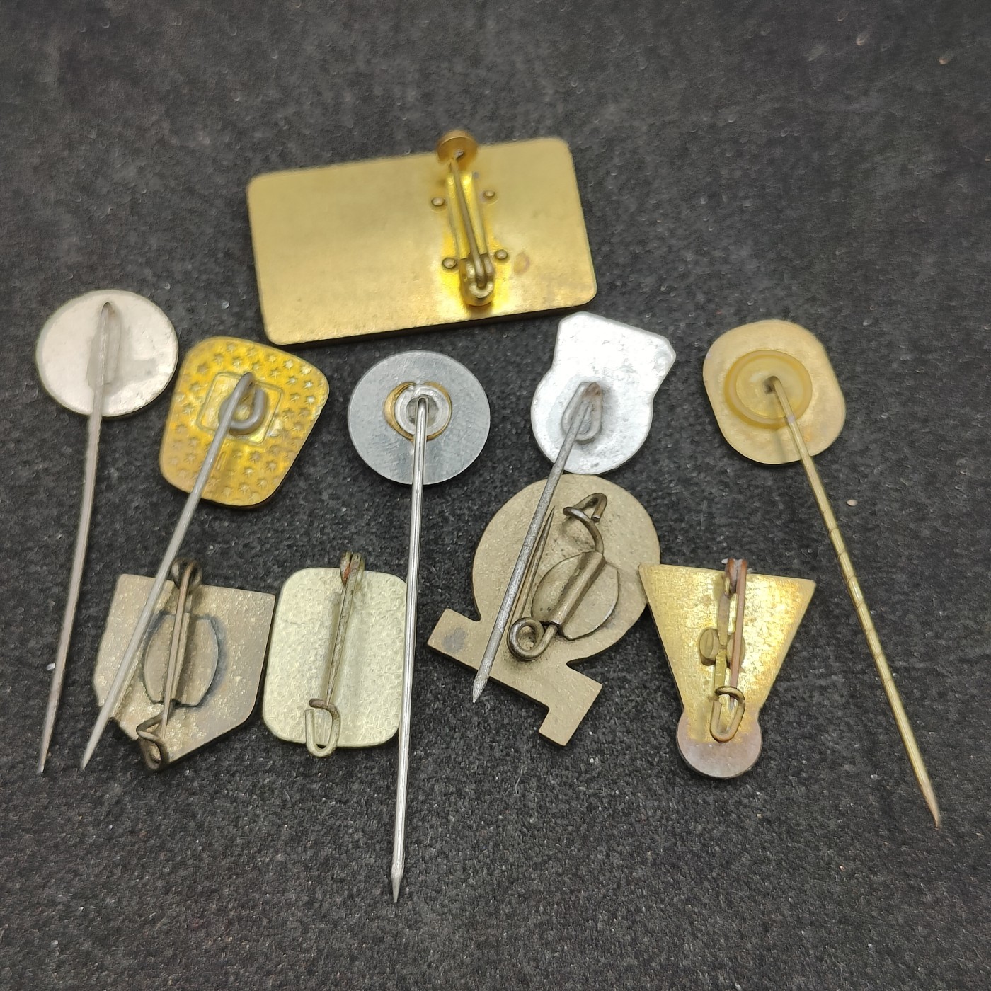 全场0元起拍 第100期 咸鱼国勋章拍卖专场 10月18日（周日）下午6：00开始 东德徽章一组10个